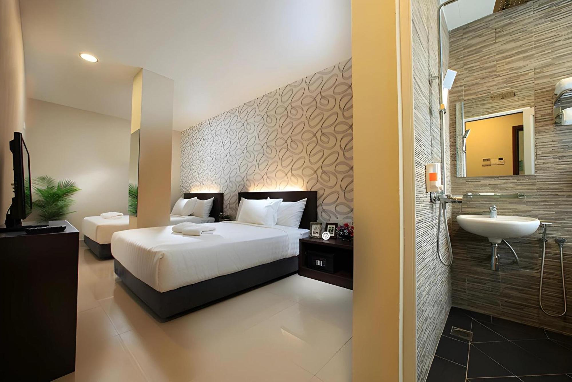 Deluxe Family Room, 2 Queen Beds