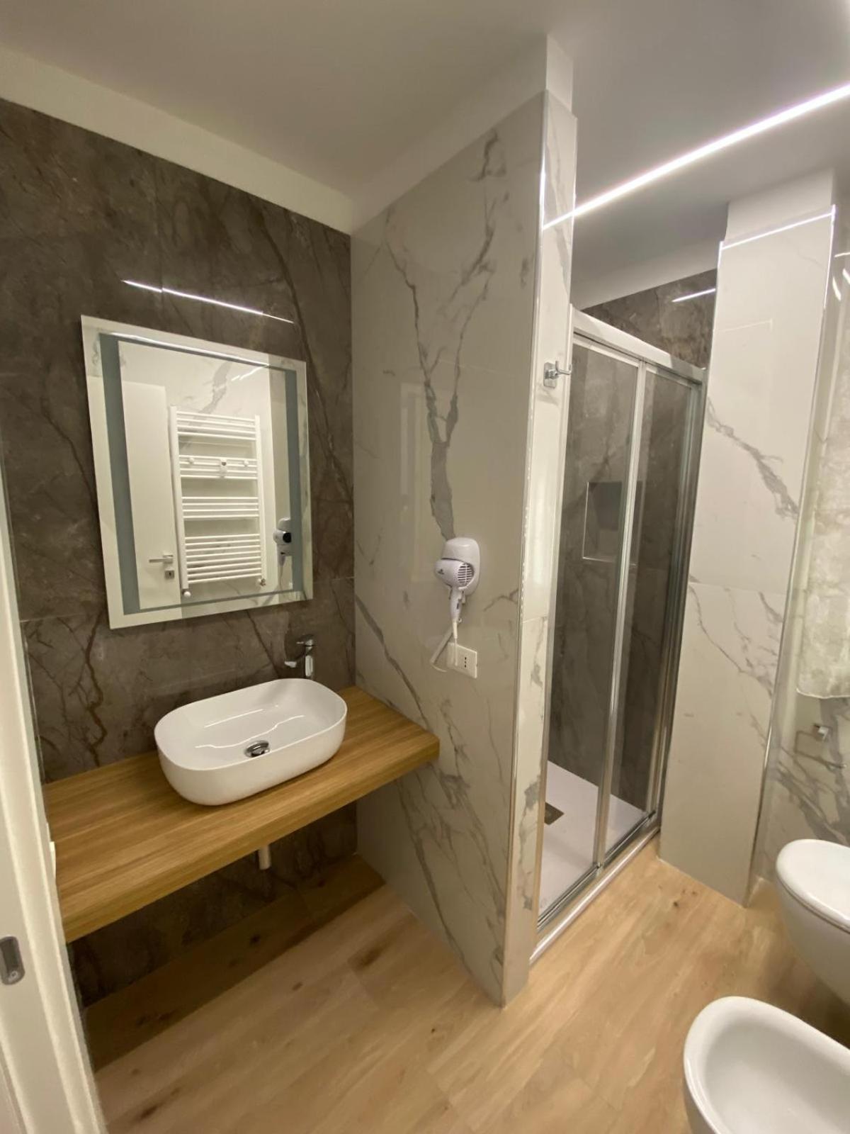 Camera Matrimoniale/Doppia con Letti Singoli con Bagno Privato