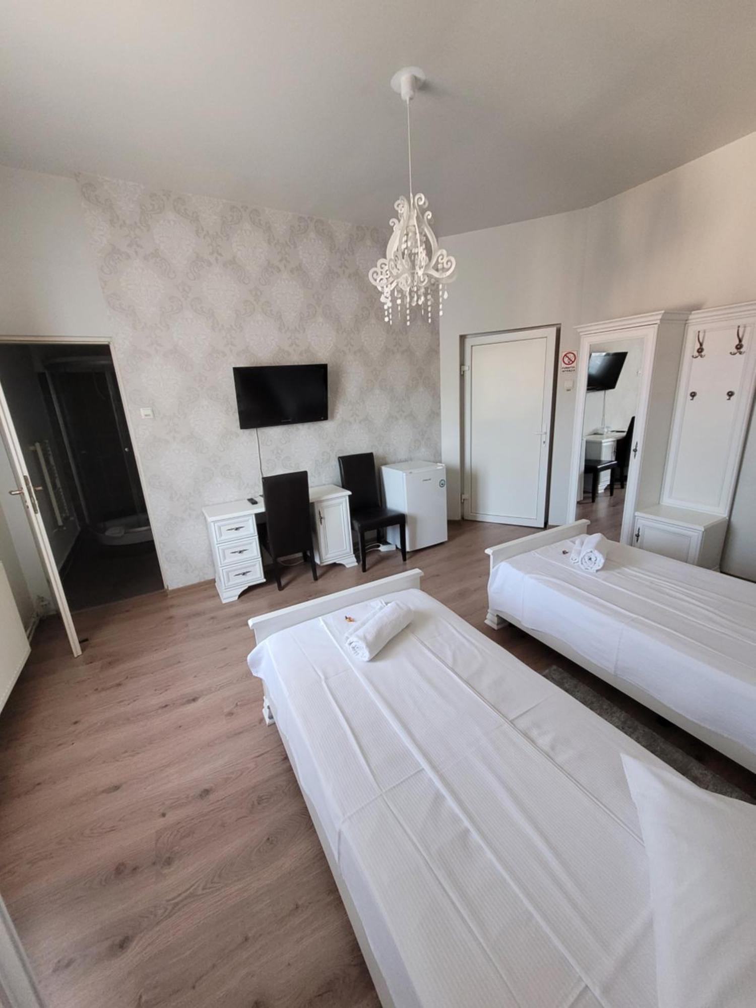 Zweibettzimmer mit Bad