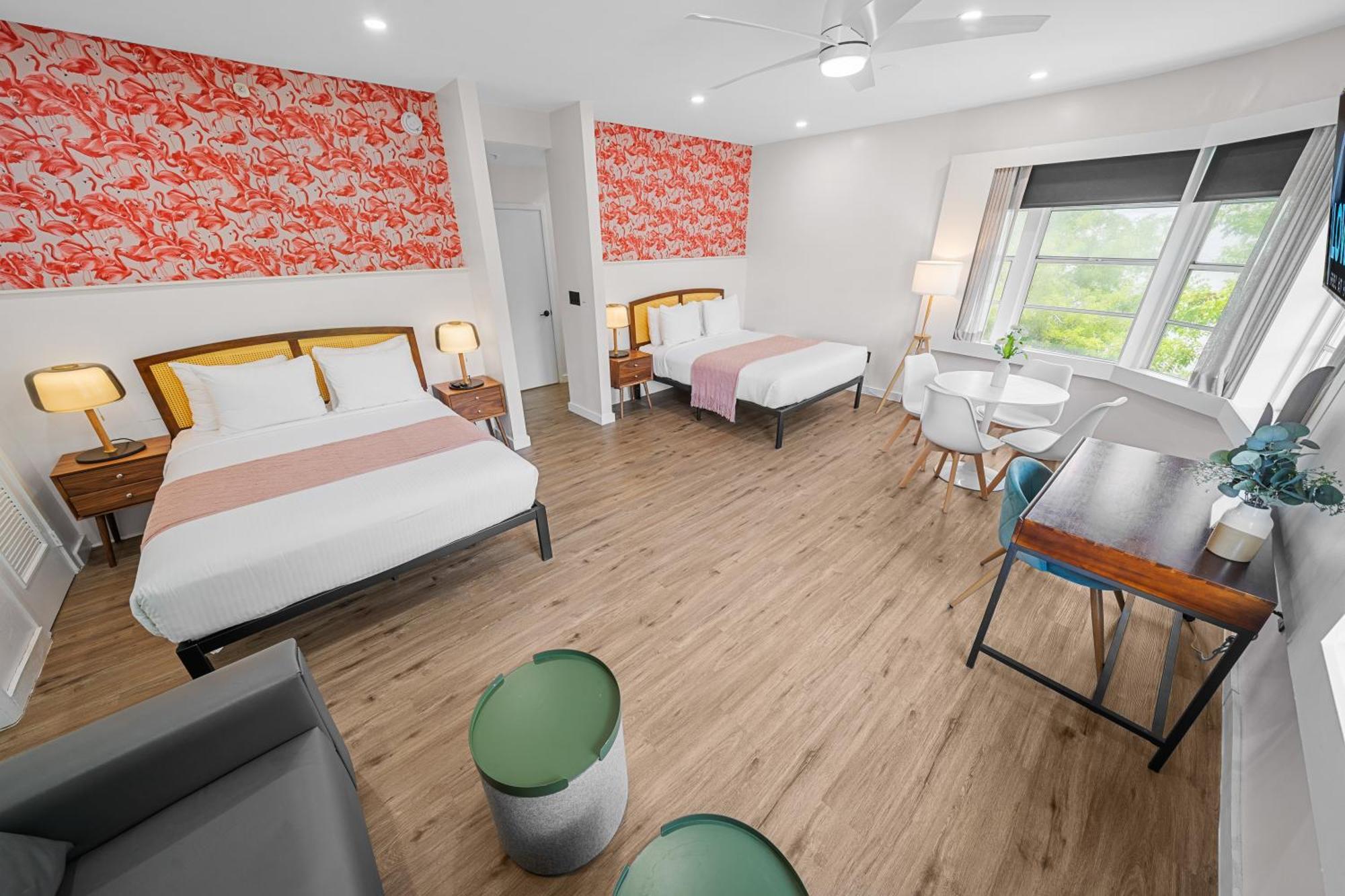 Suite Junior con 2 camas grandes, vistas al parque, zona de cocina y sofá cama