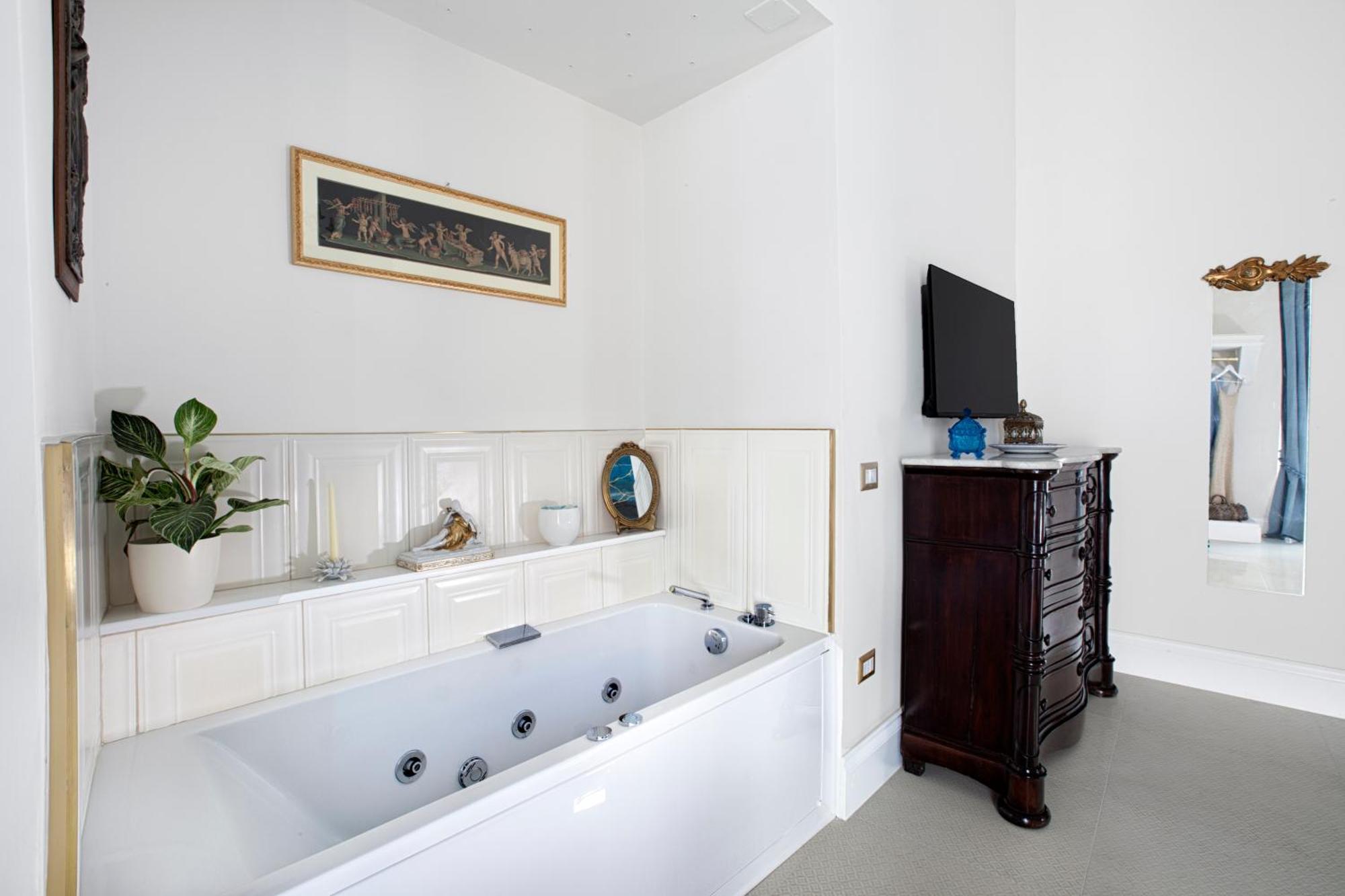 King Room Spa Bath