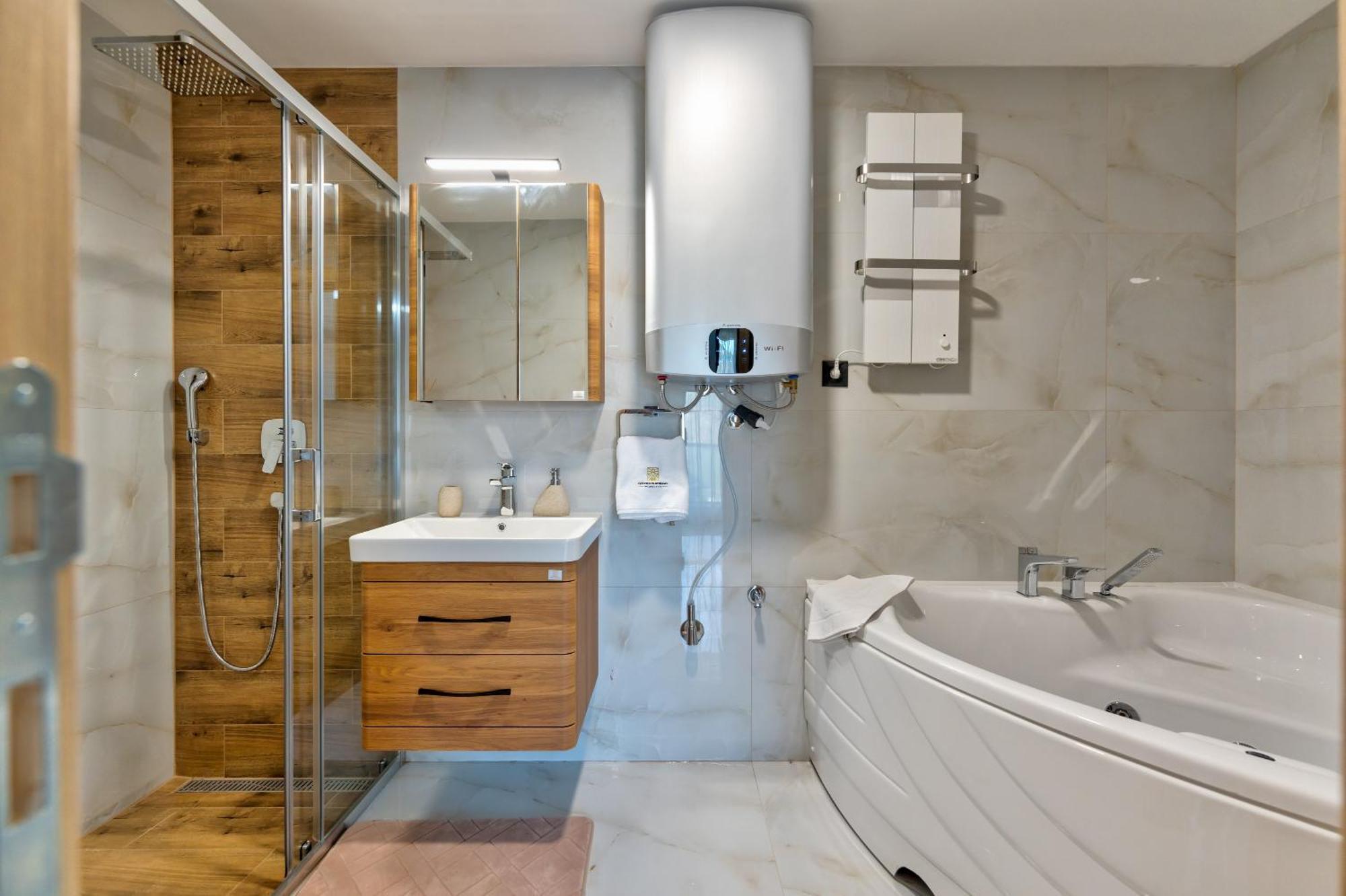 Deluxe One-Bedroom Apartment Hot Tube Spa Access