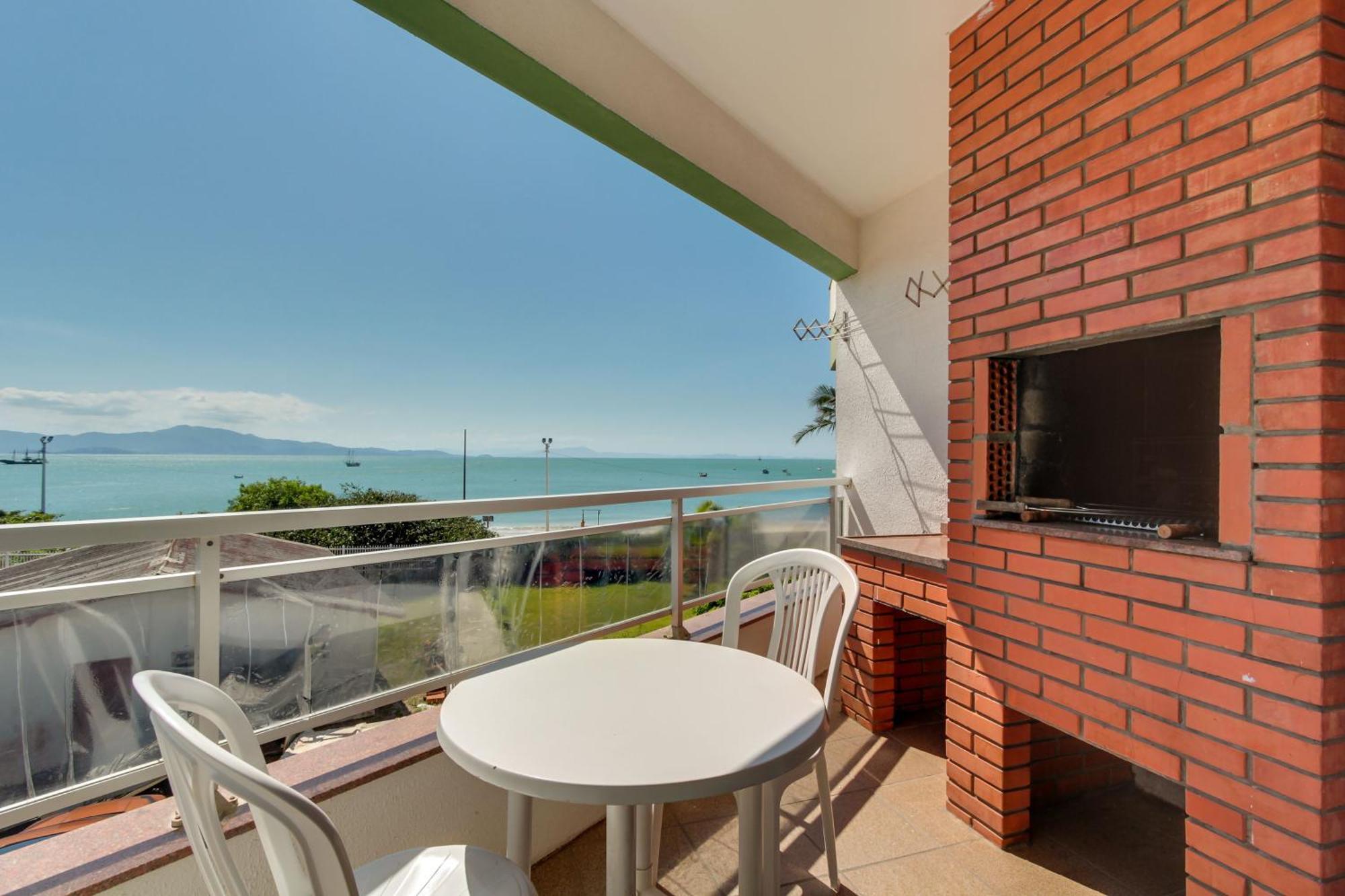 Apartamento de 2 Quartos com Varanda e Vista do Mar