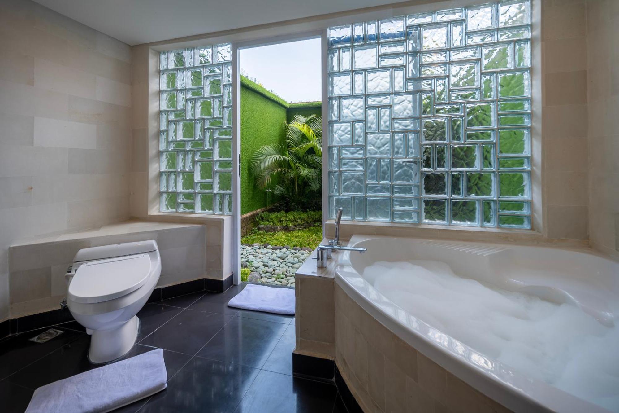 Chambre avec Accès à la Piscine et Cour
