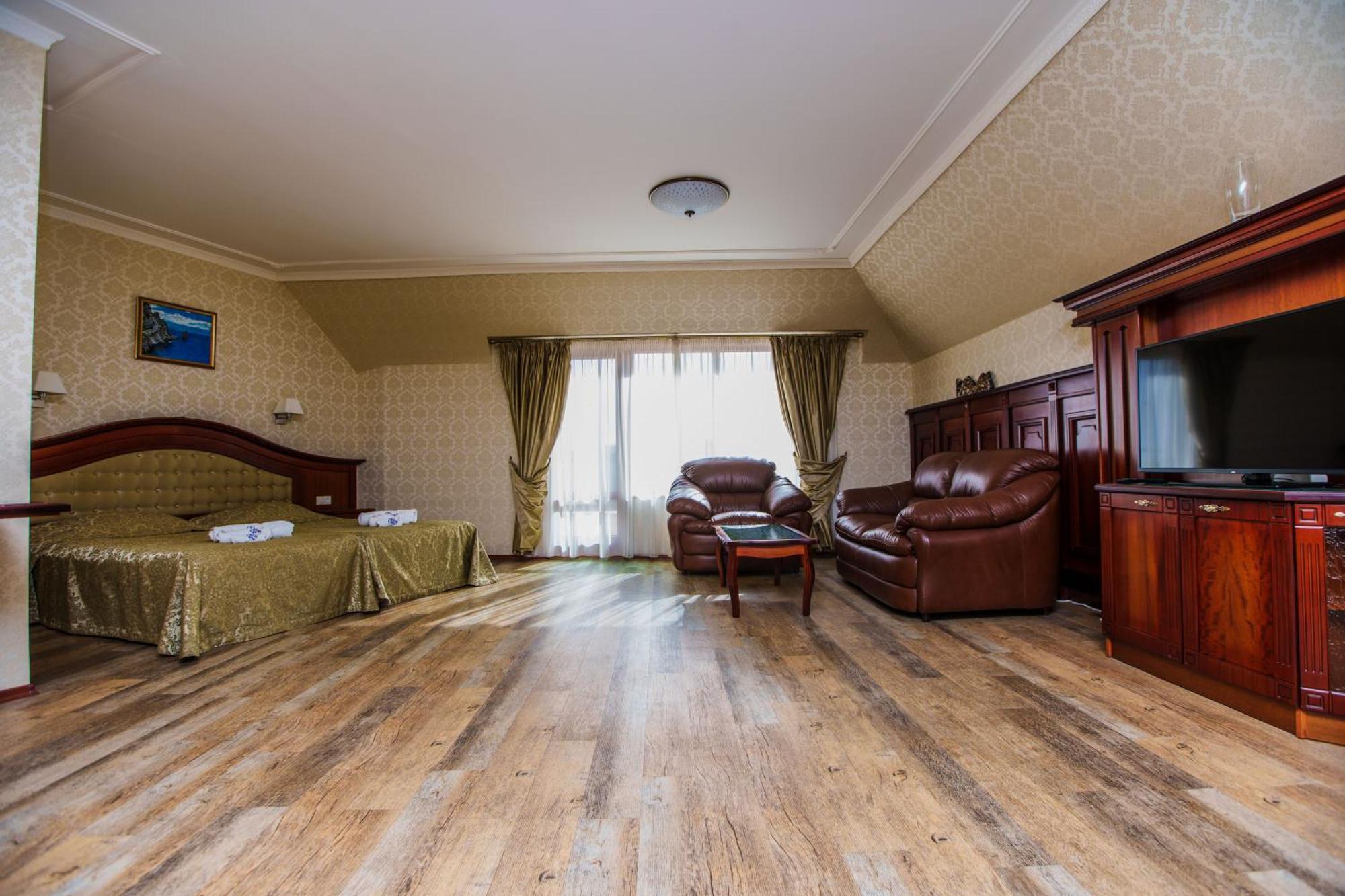 Deluxe Family Room
