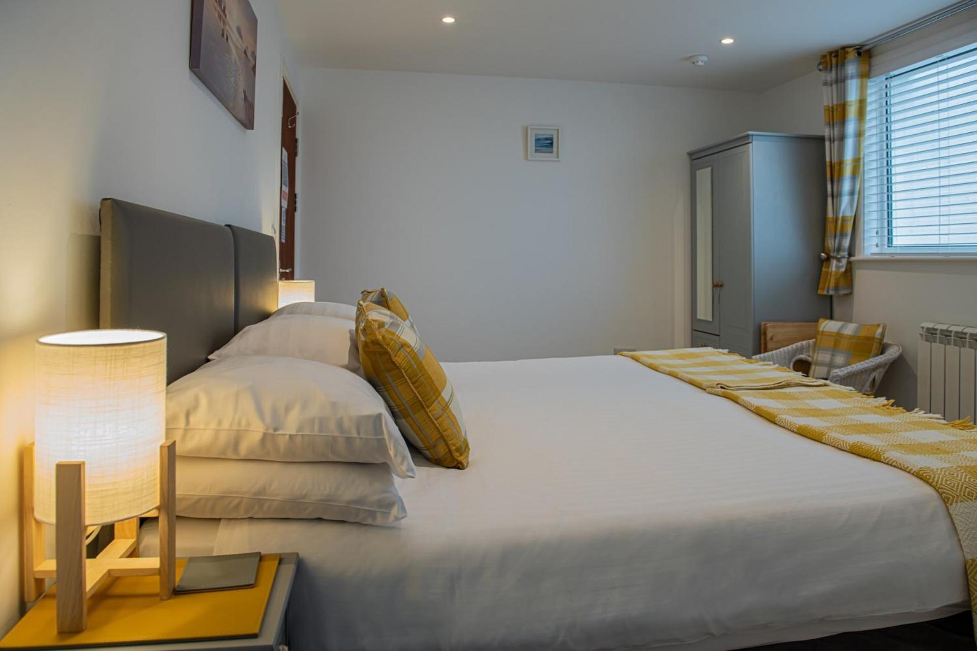 Tweepersoonskamer met 2 Aparte Bedden en Eigen Badkamer