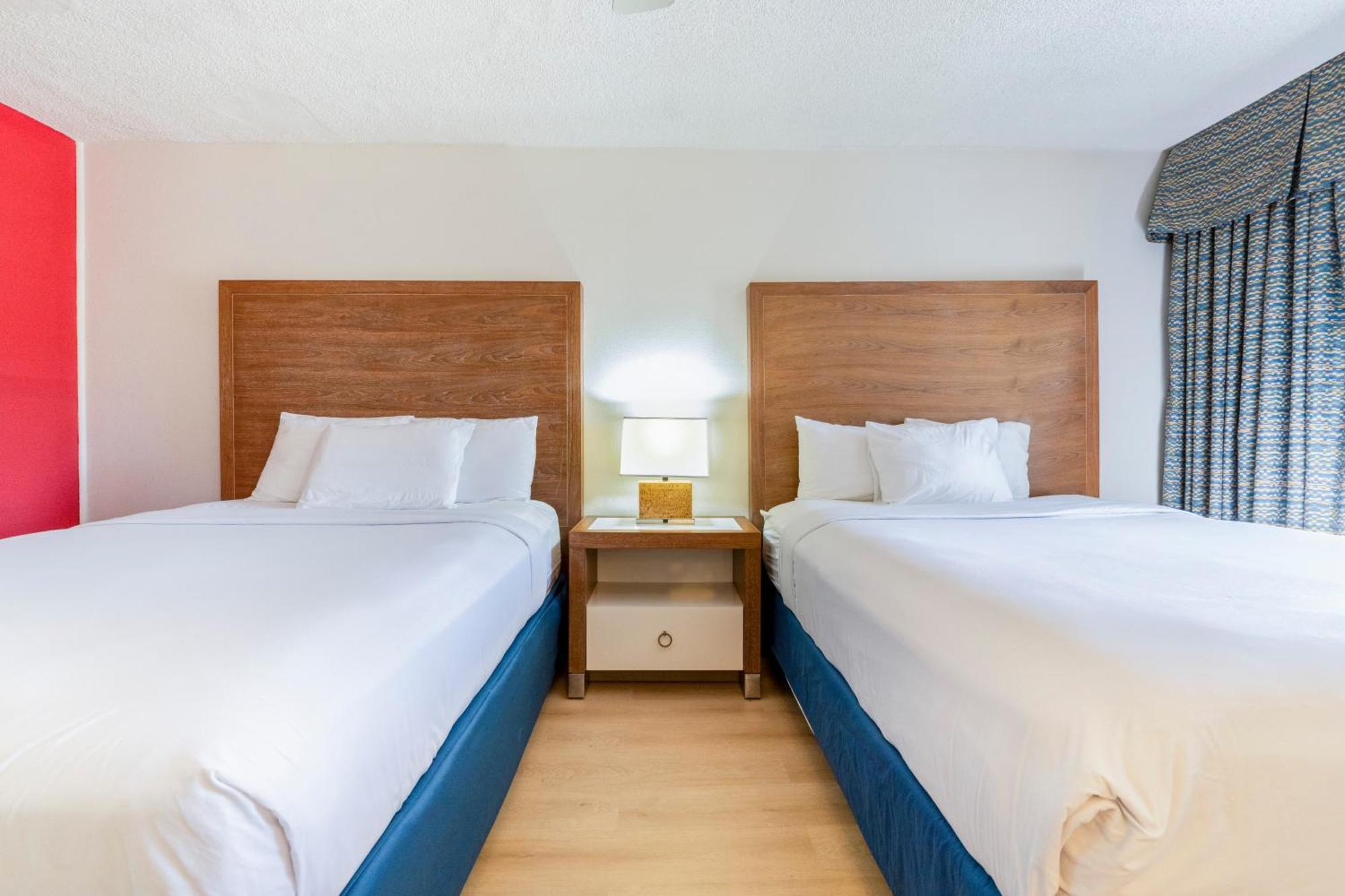 Quarto Queen com 2 Camas Queen-size e Vista do Pátio - Não Fumantes