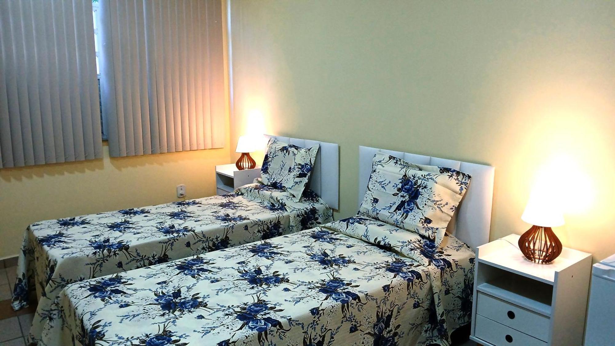 Quarto com 2 Camas de Solteiro e Banheiro Compartilhado