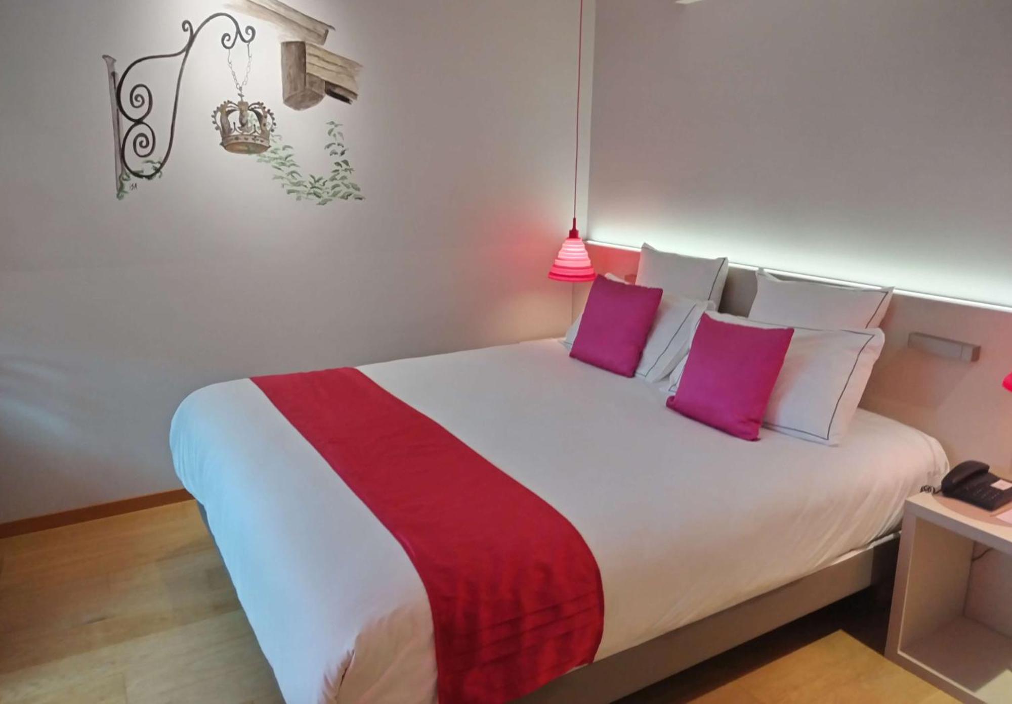 Standard Queen Room Shower Non-Smoking or Ground Floor,1758265052:JPEG