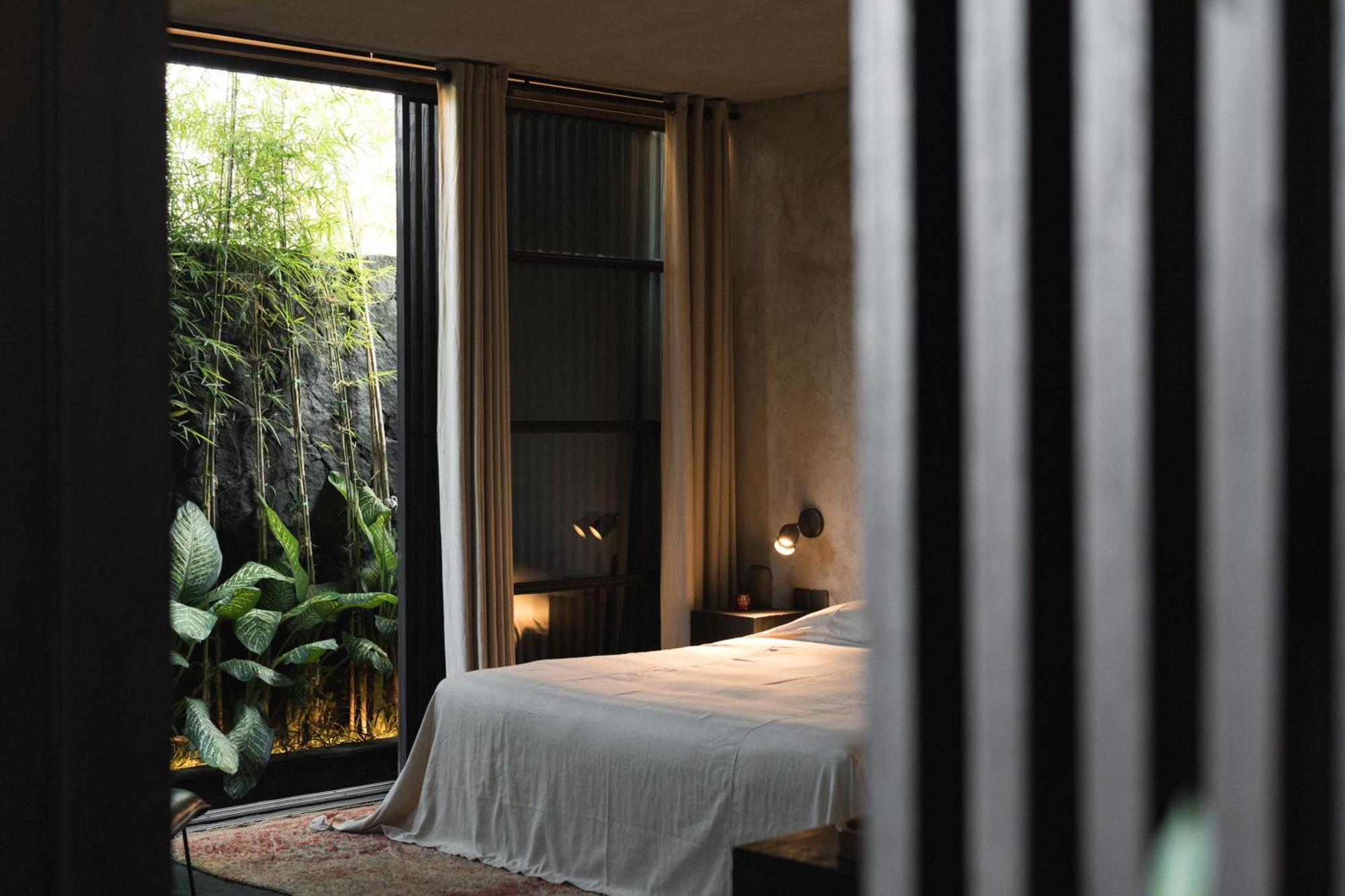 Kamer met Kingsize Bed en Uitzicht op het Zwembad
