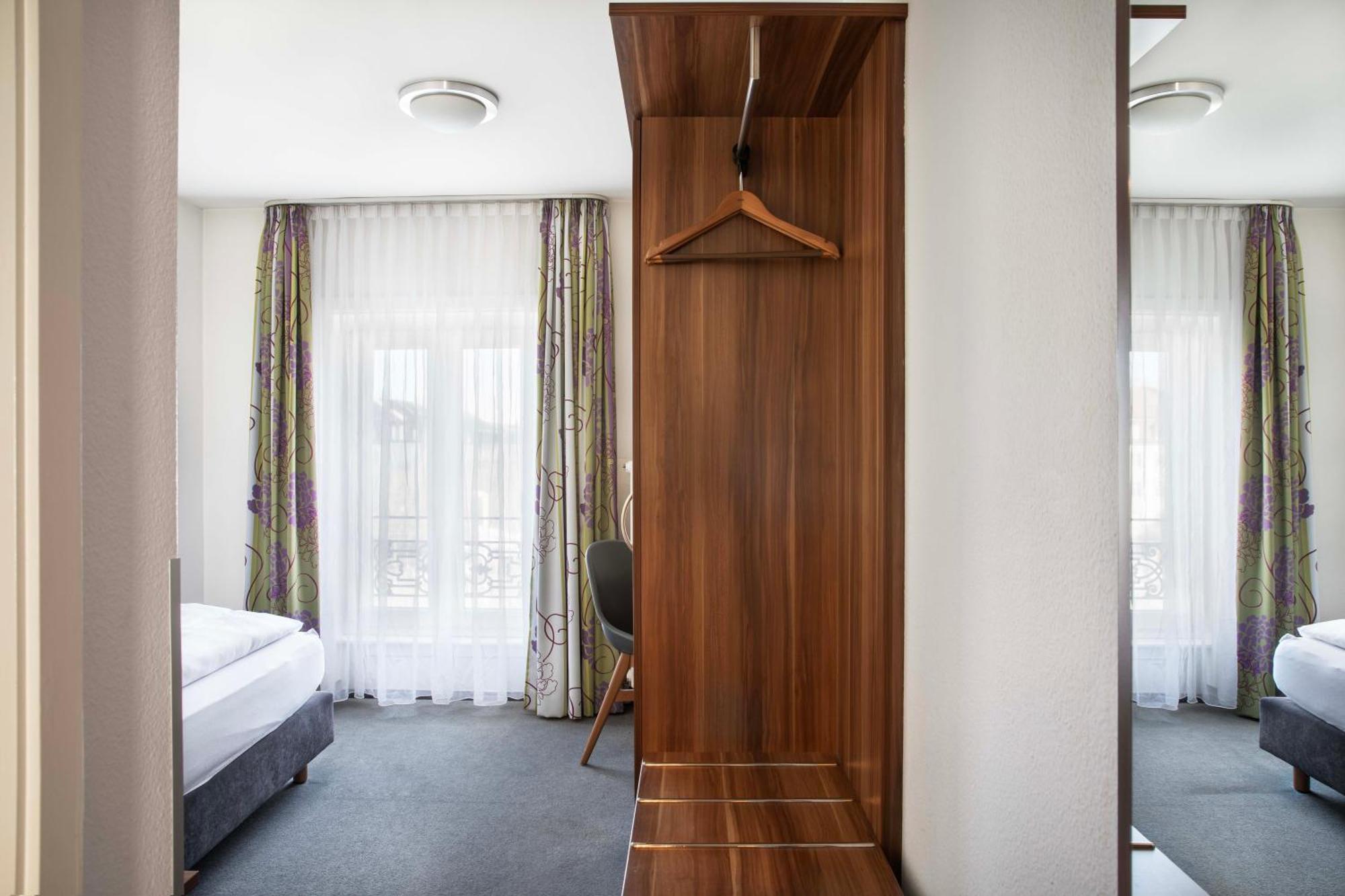 SMALL Single Room
