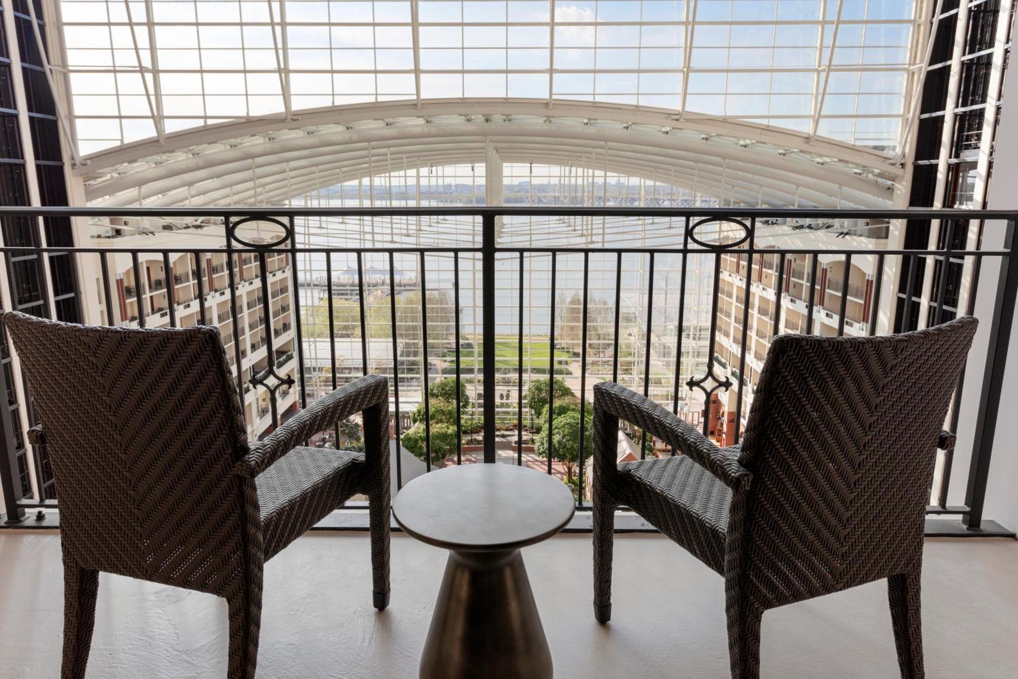 Atrium View Guest room 1 King Atrium view