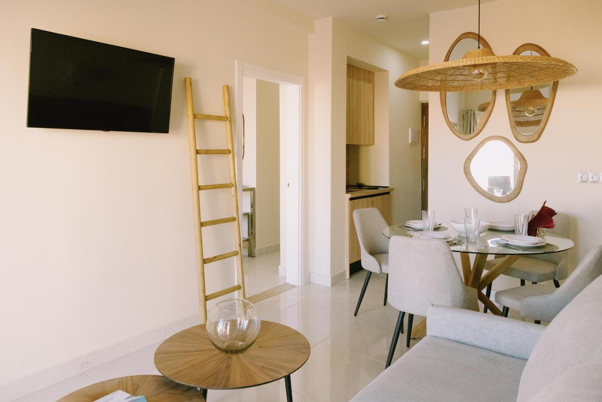 One-Bedroom Apartment Balcony City View