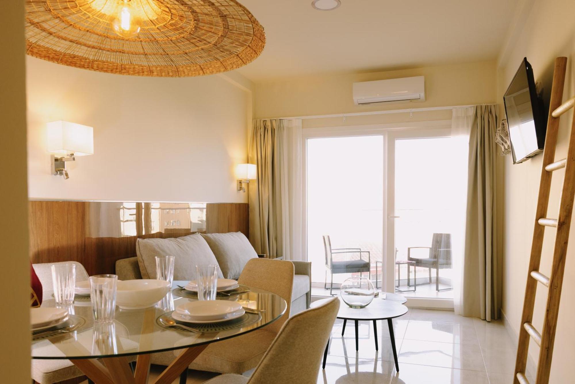One-Bedroom Apartment Balcony City View