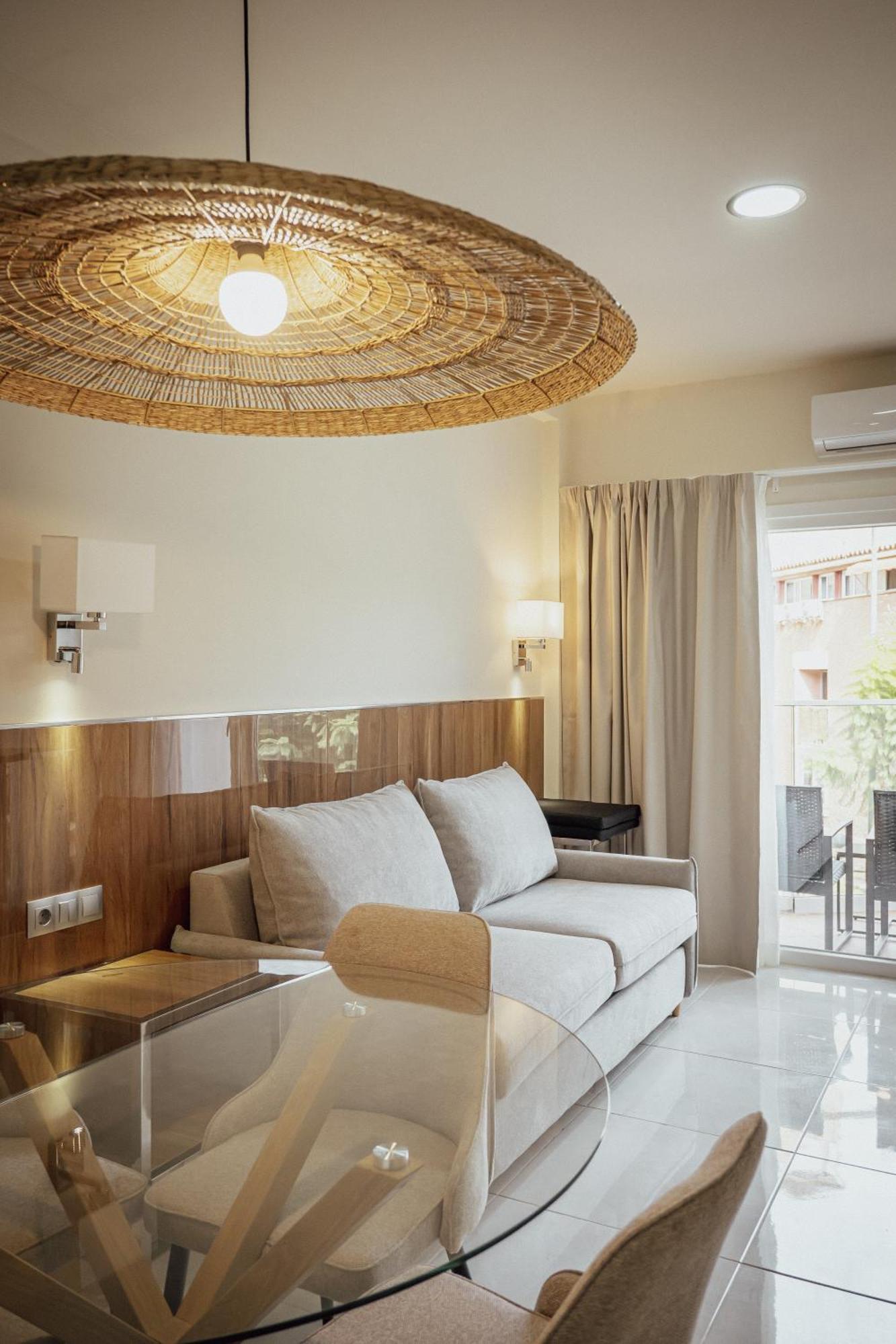 One-Bedroom Apartment Balcony City View
