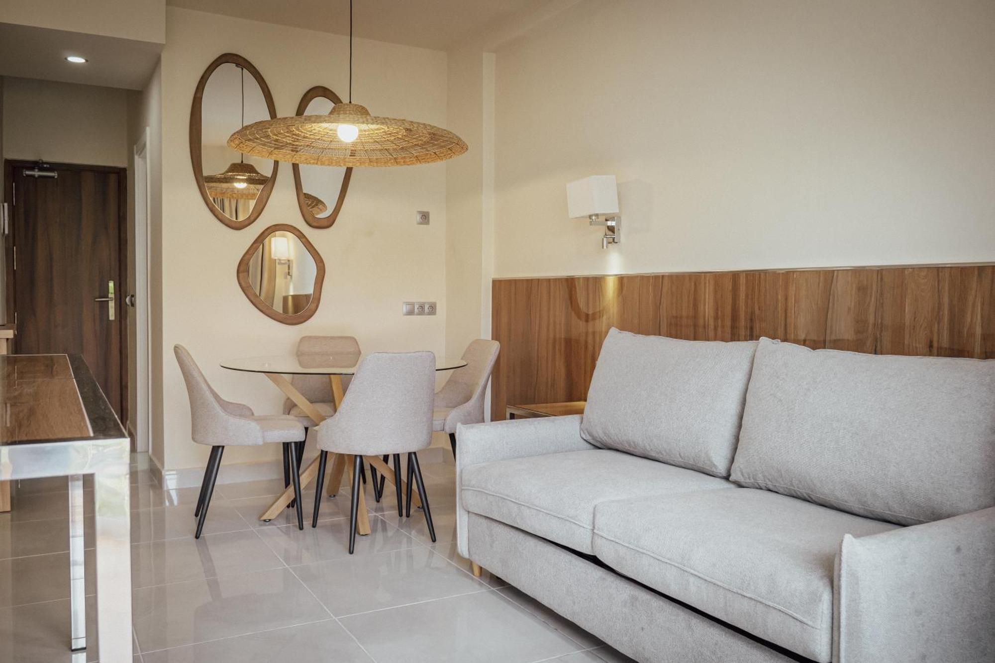 One-Bedroom Apartment Balcony City View