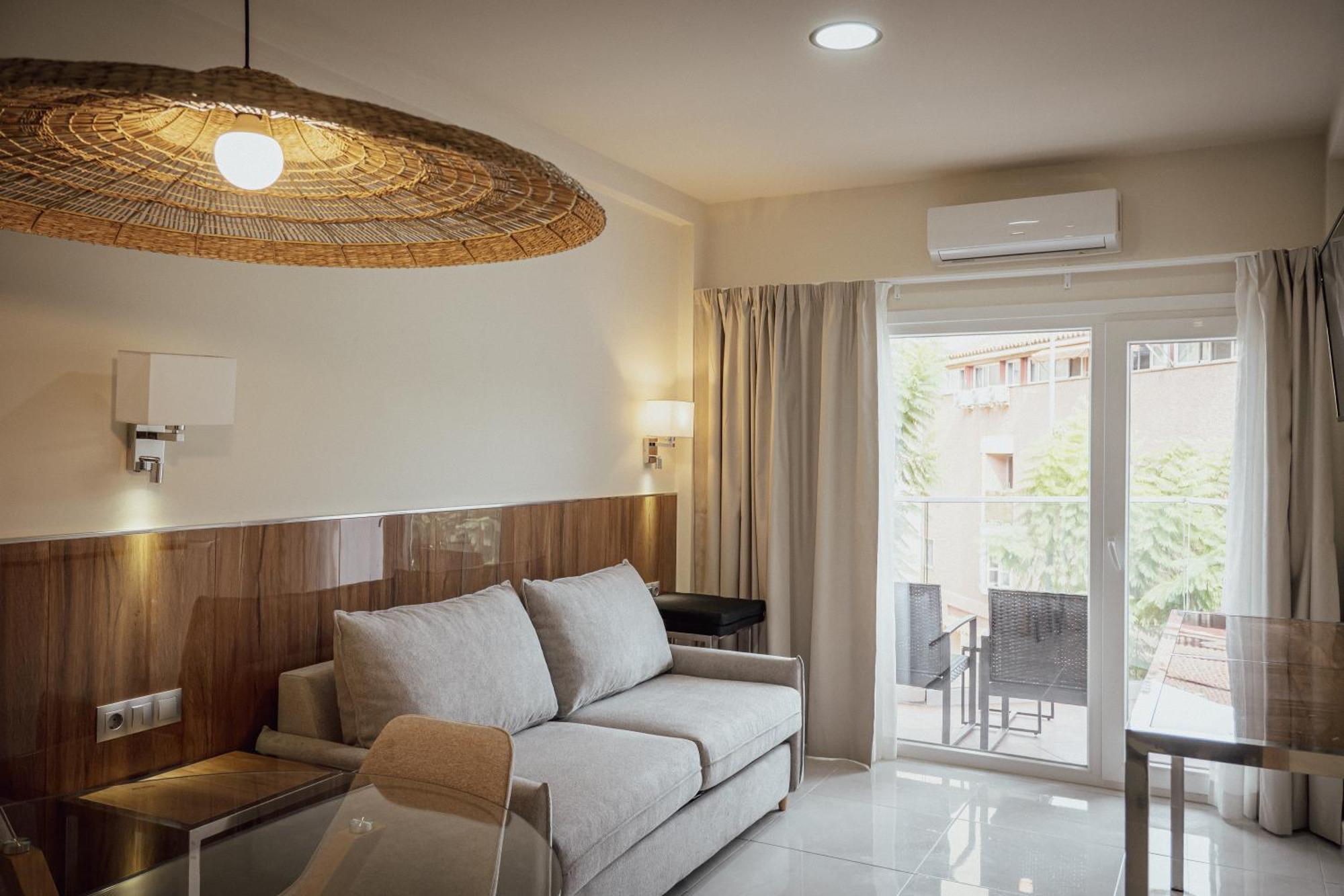 One-Bedroom Apartment Balcony City View