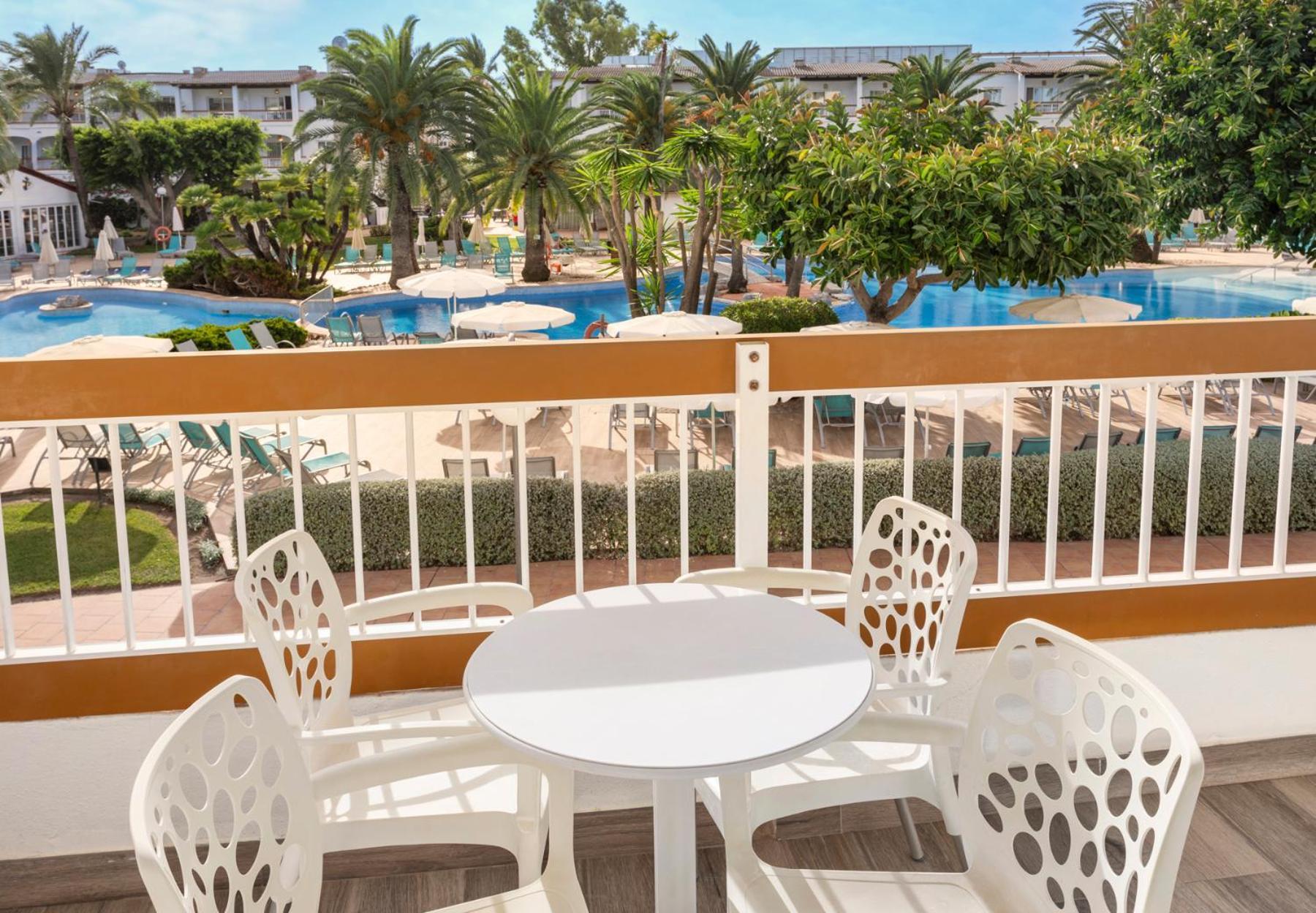 One-Bedroom Apartment Pool View,1651727707:JPEG