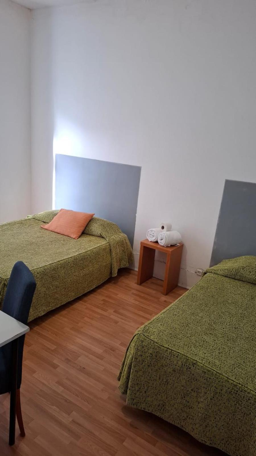 Quarto com Cama de Casal ou 2 de Solteiro e Banheiro Compartilhado