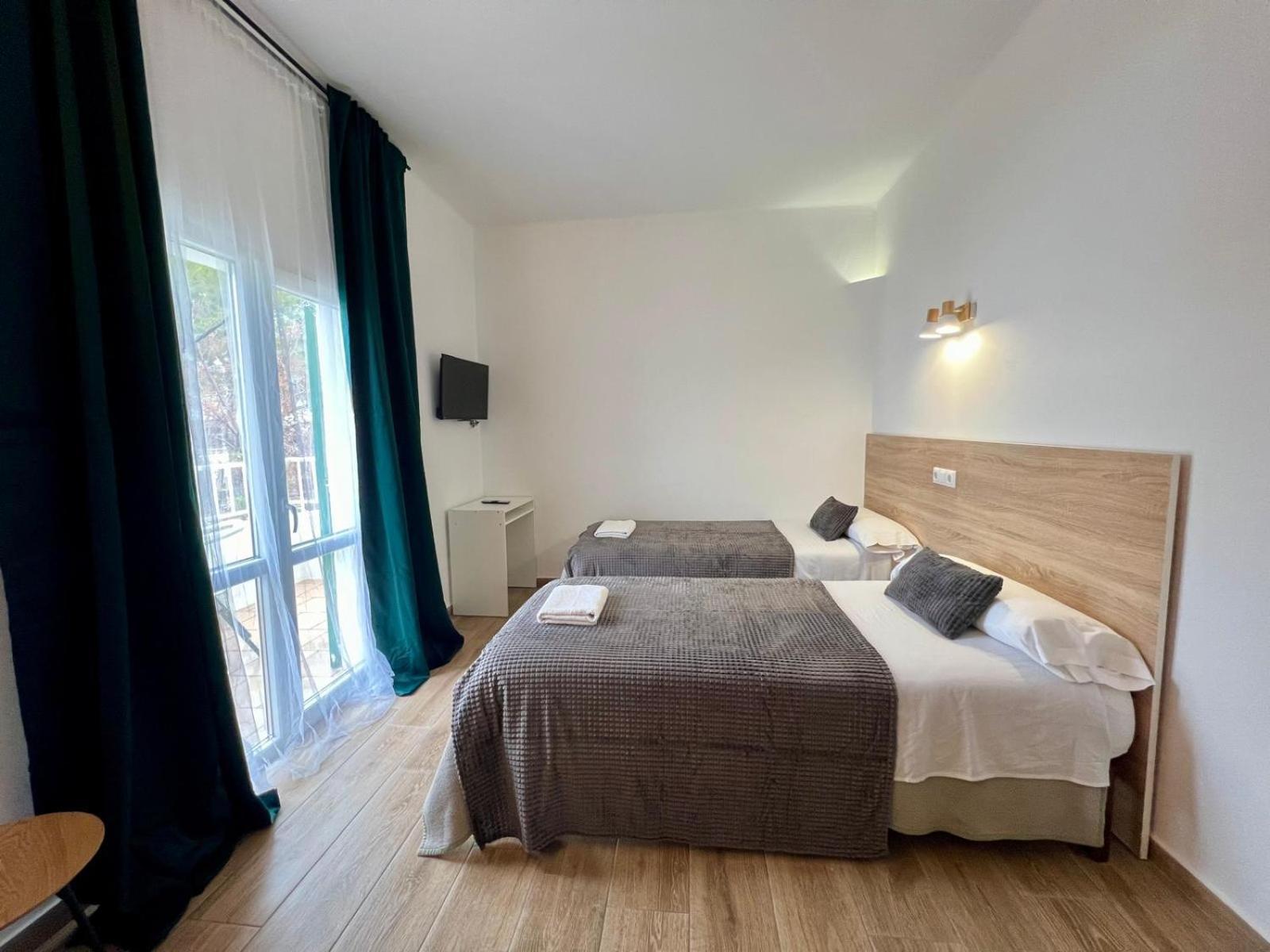 Tweepersoonskamer met 2 Aparte Bedden en Balkon