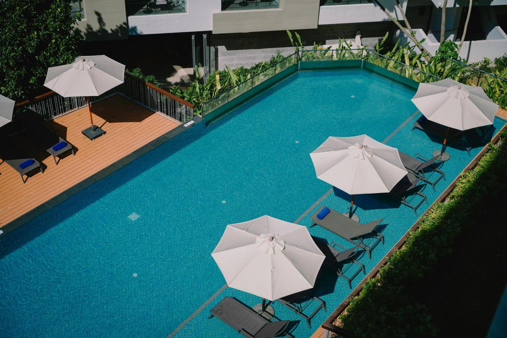 Chambre Lits Jumeaux Supérieure avec Balcon et Vue sur la Piscine