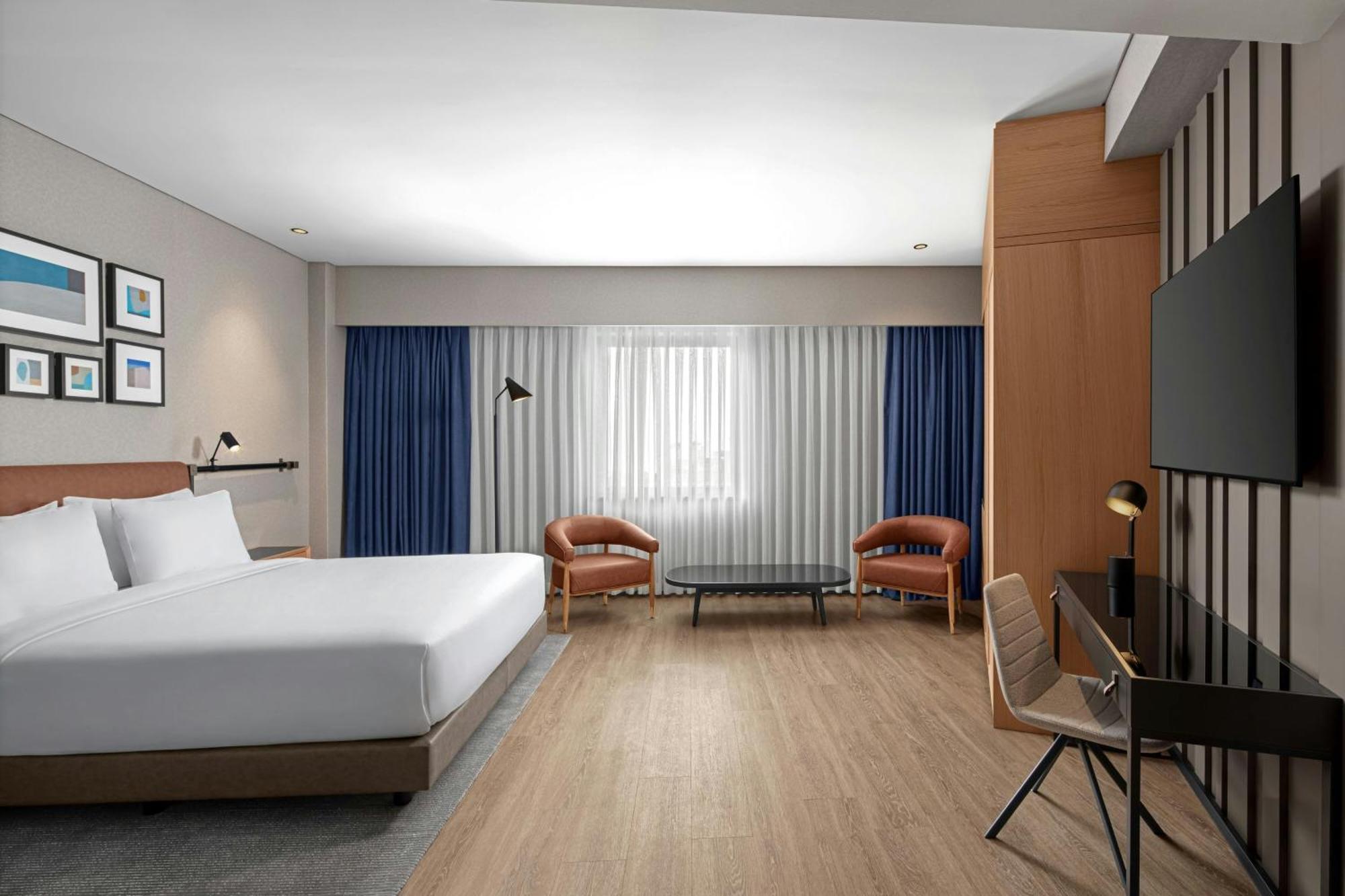 Deluxe Zimmer mit Kingsize-Bett und Stadtblick
