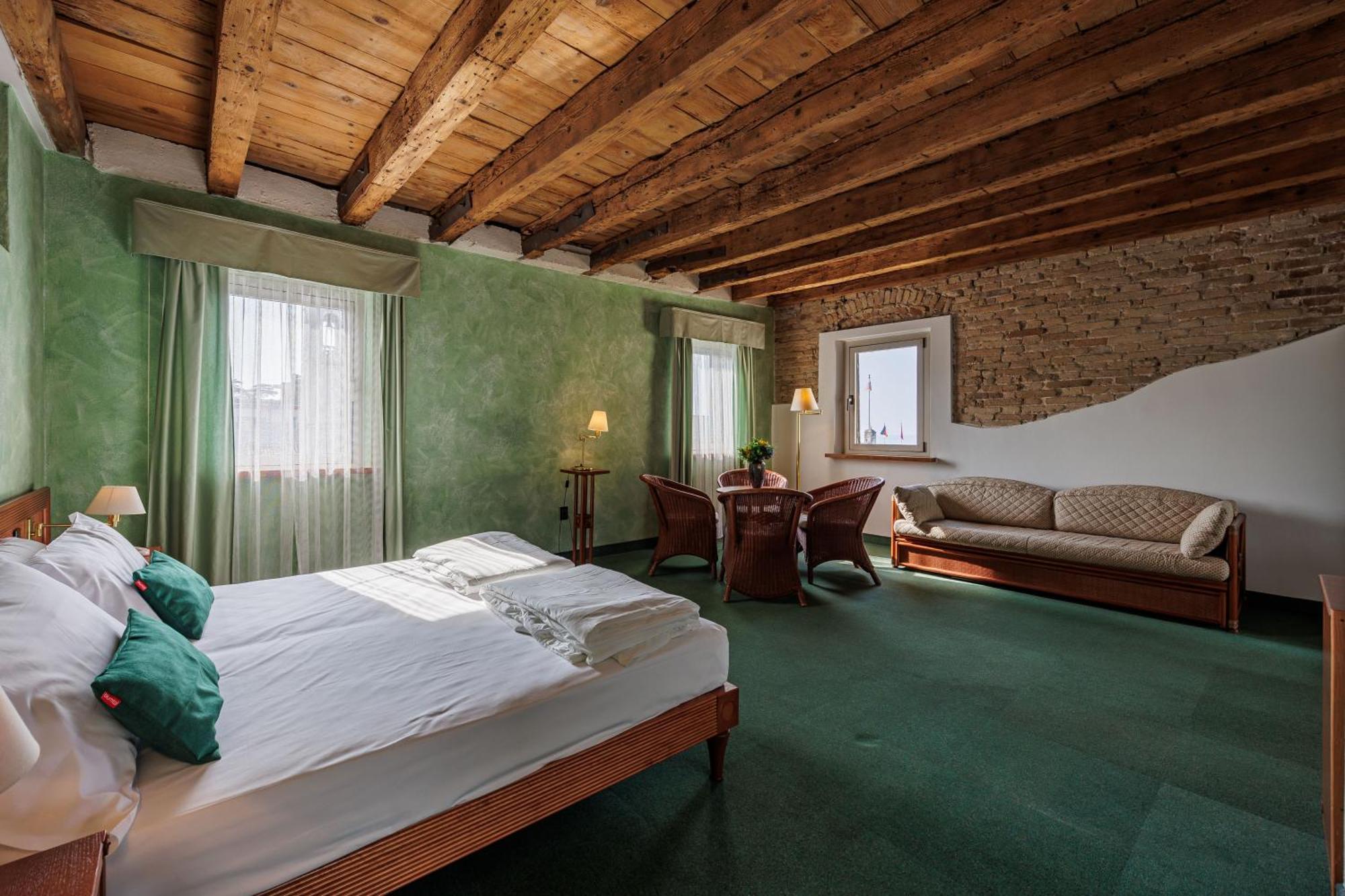 Suite with Lake View,1660327518:JPEG