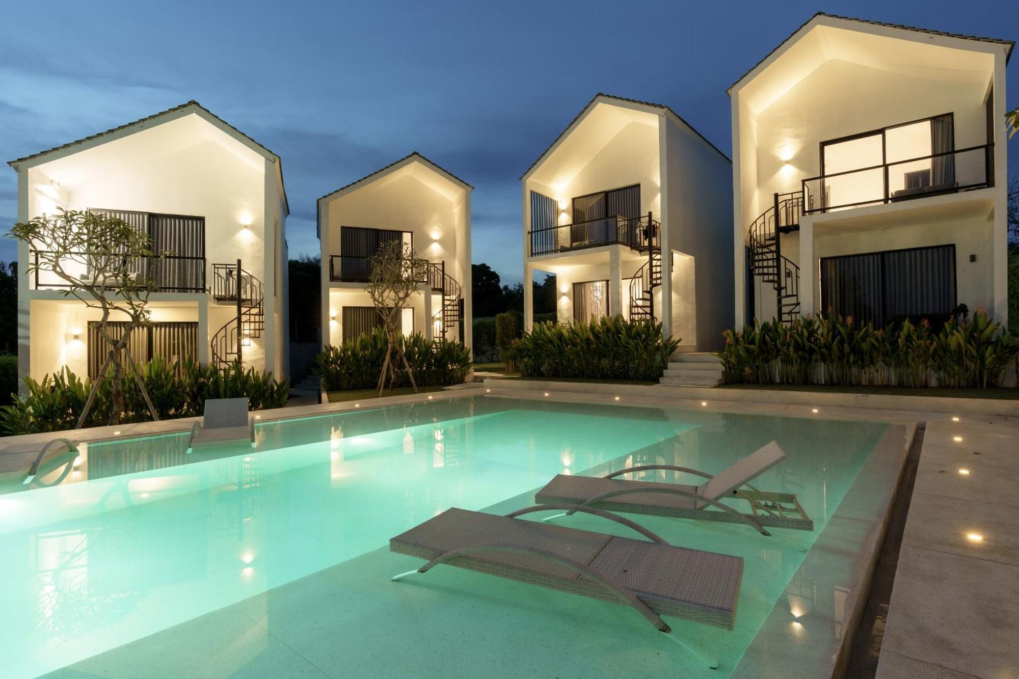 Studio Pool View