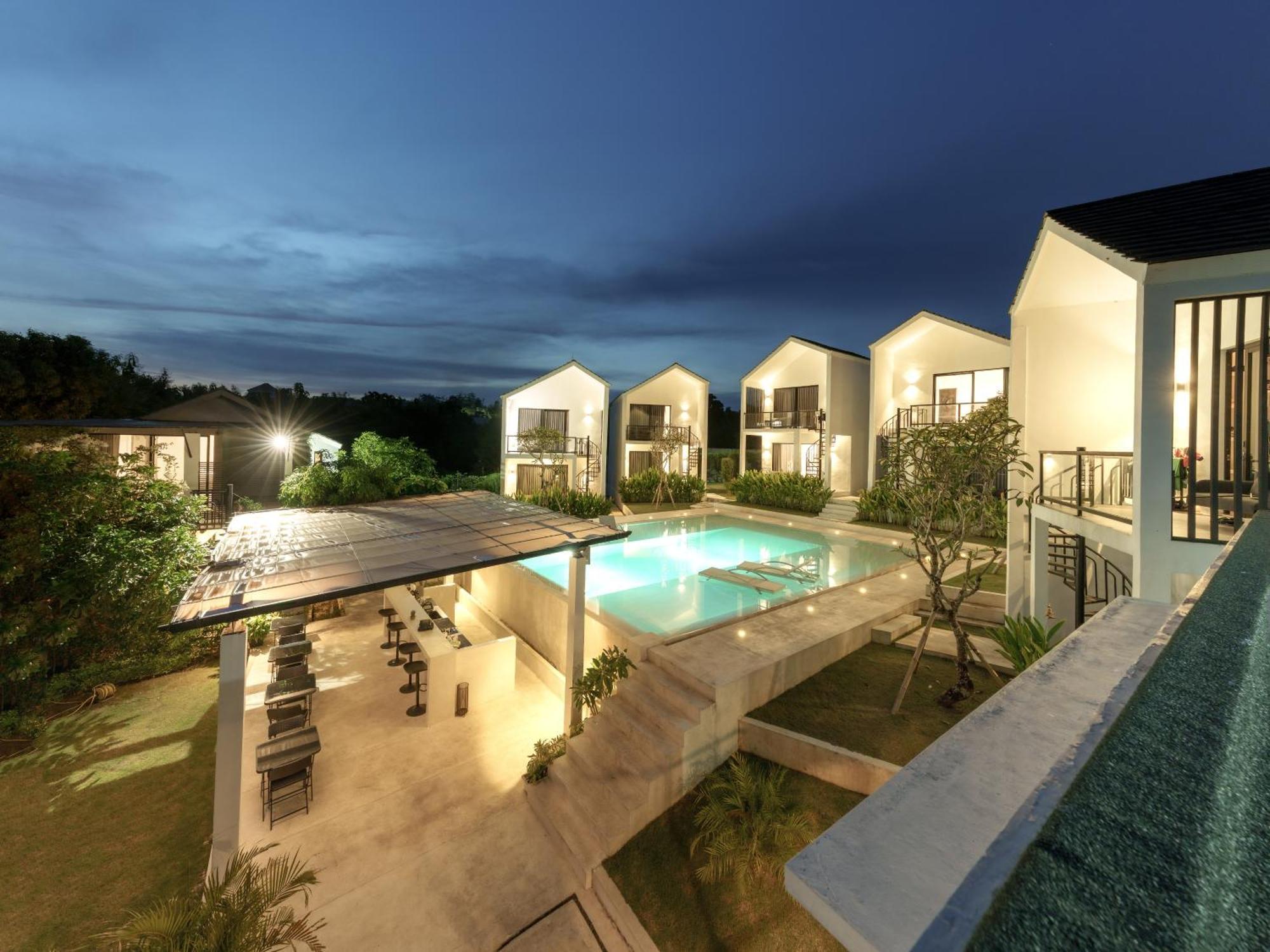 Studio Pool View