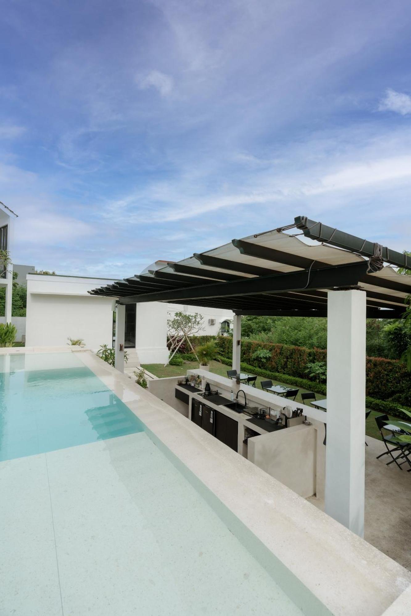 Studio Pool View