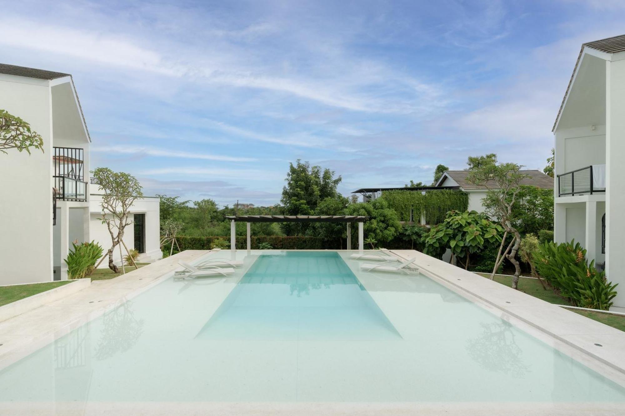 Studio Pool View