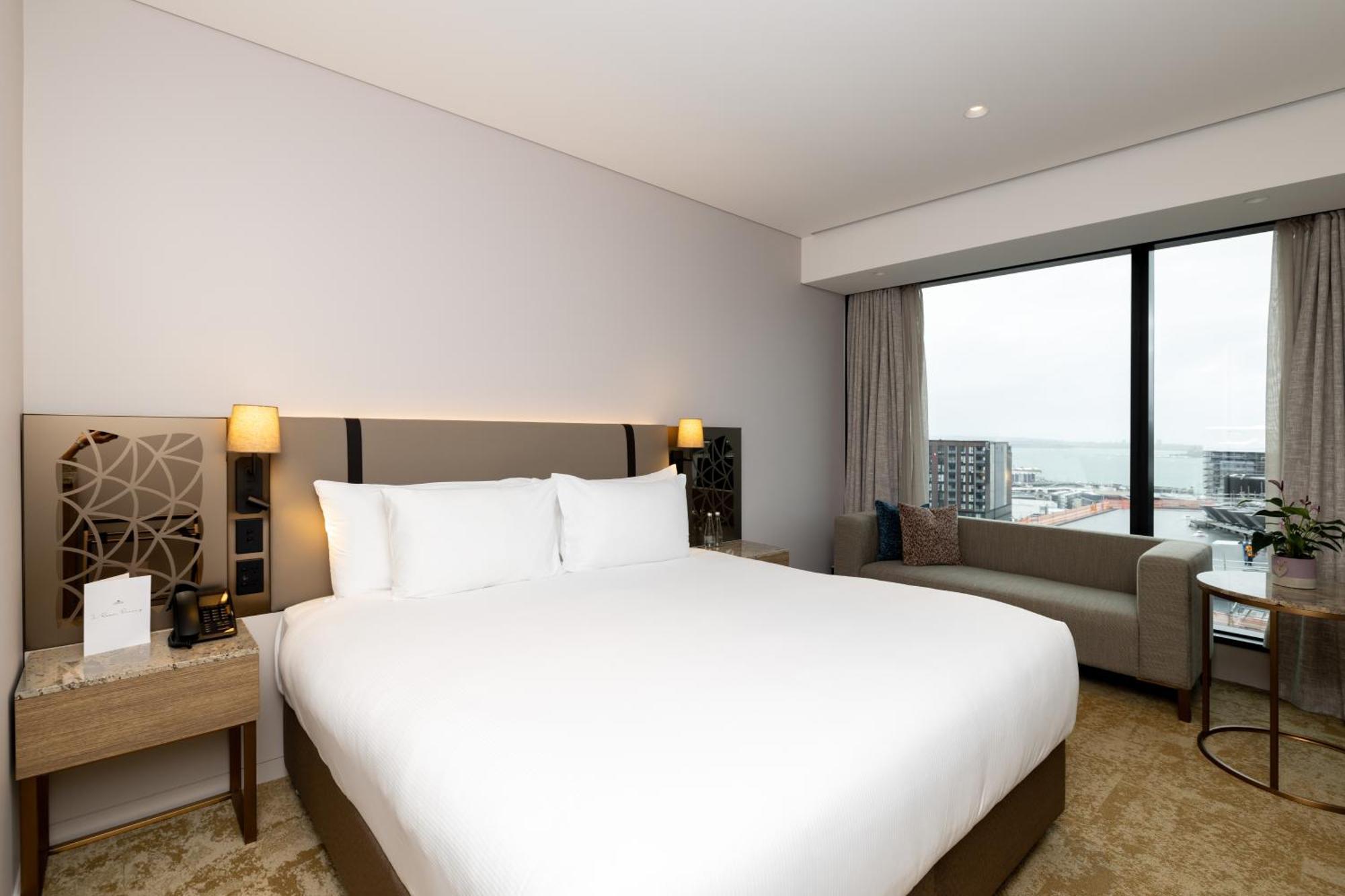Deluxe Zimmer mit Kingsize-Bett und Blick auf den Hafen