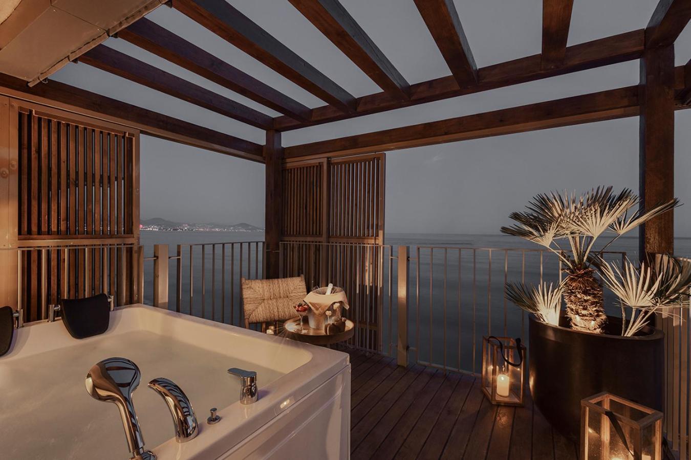 Suite met Kingsize Bed en Uitzicht op Zee
