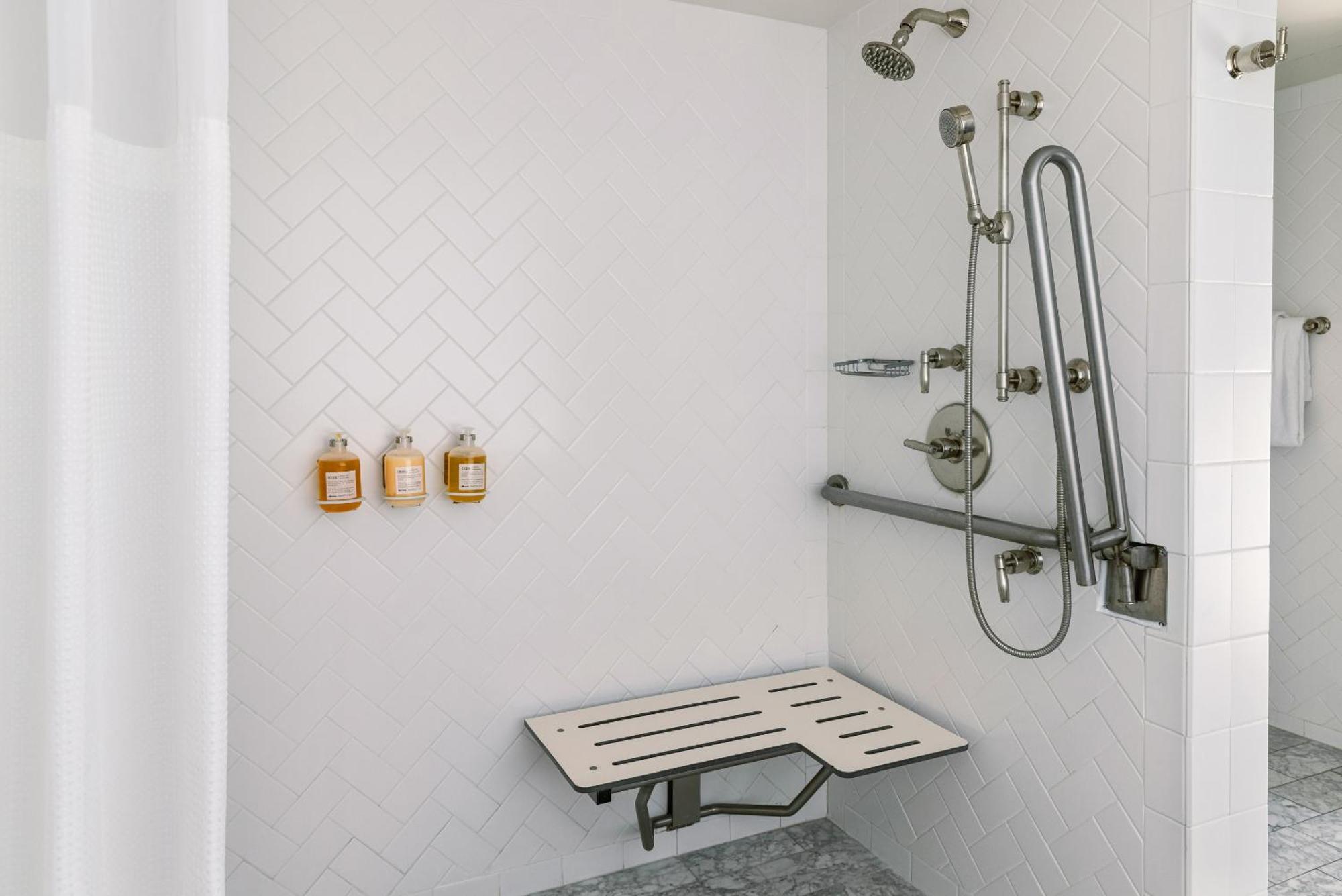 Hébergement Lit King-Size avec Douche Accessible en Fauteuil Roulant - Vue Partielle sur Océan