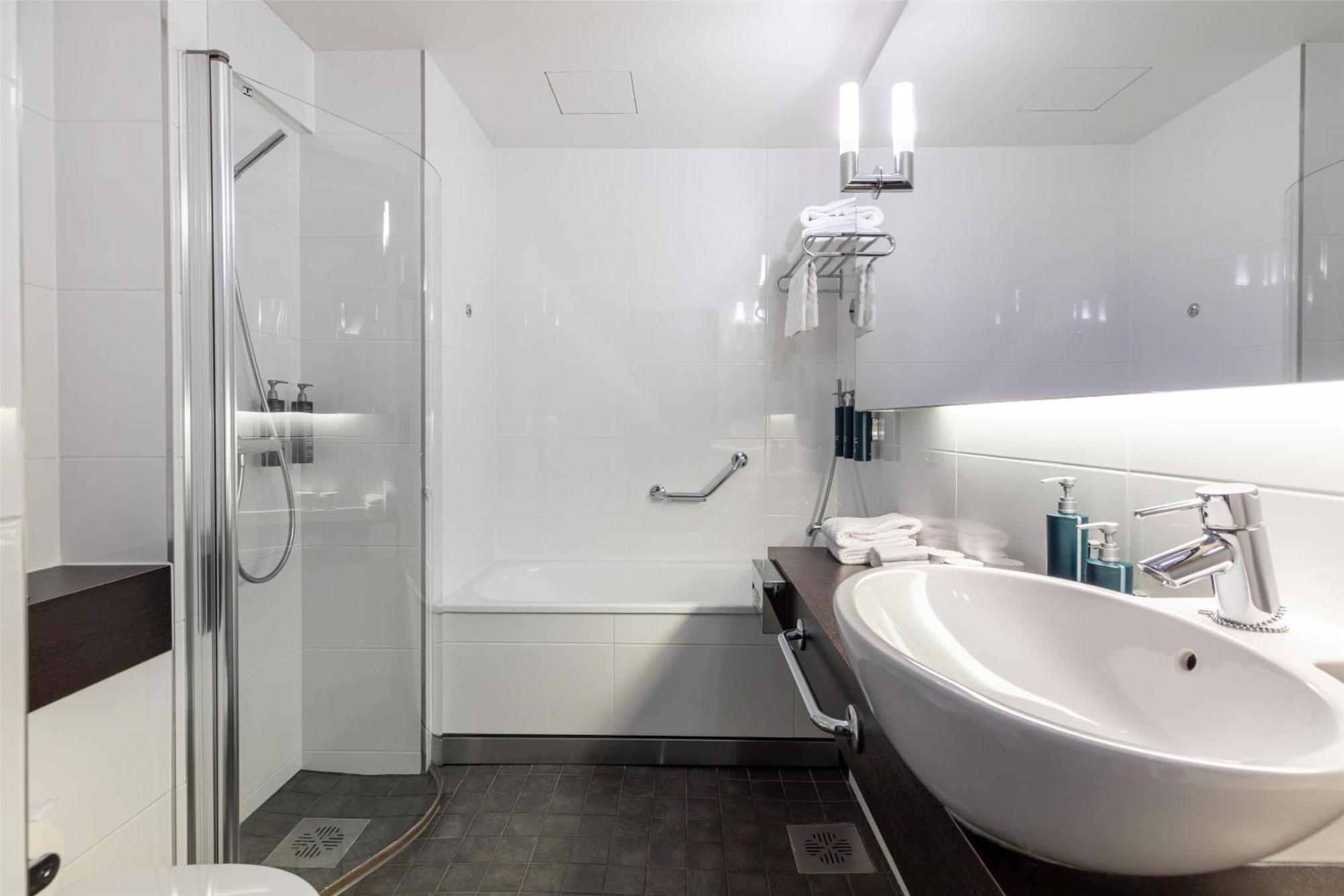 Suite Lit King-Size Junior - Vue Partielle sur Mer