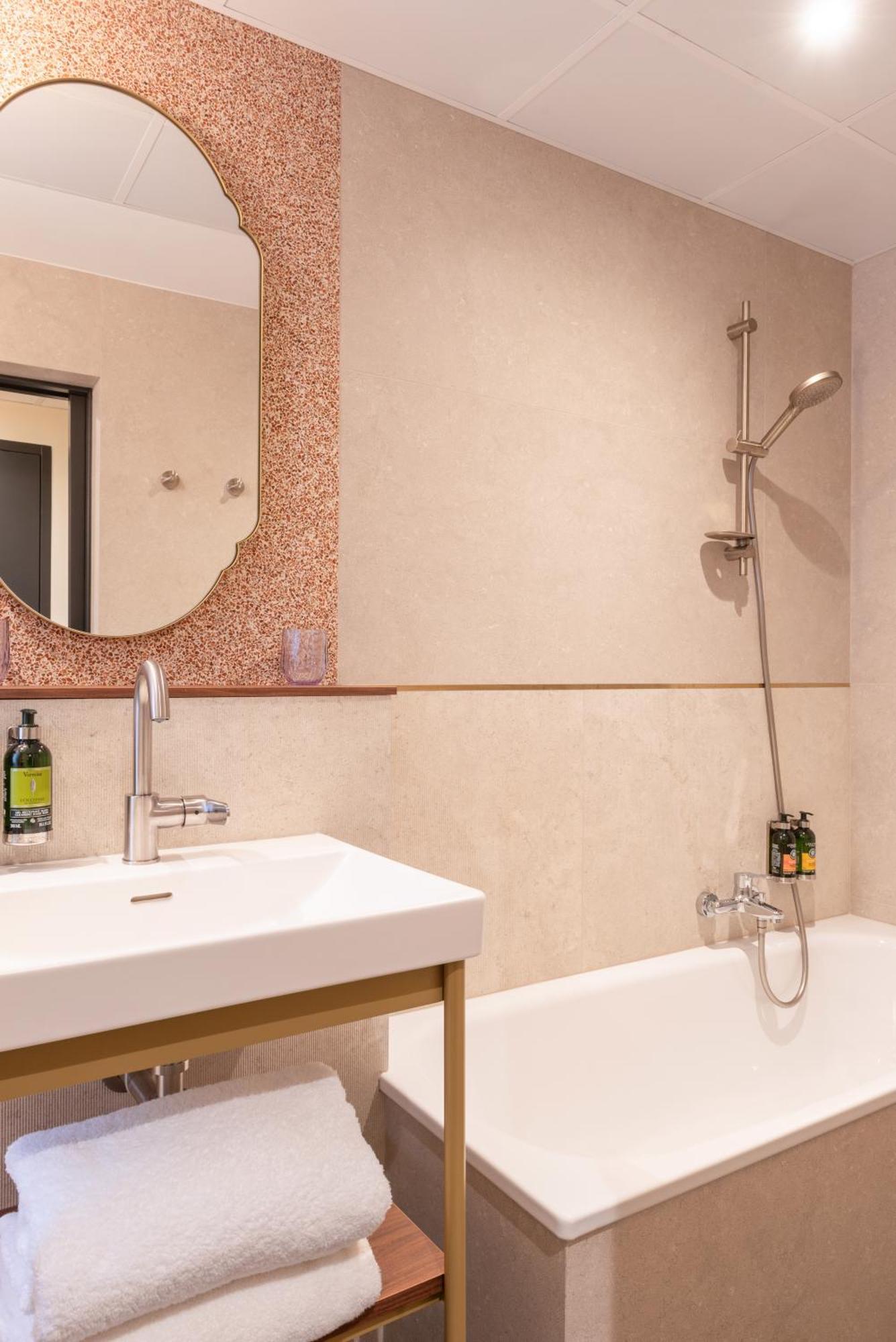 Deluxe Room with Bathtub,1742573180:JPEG