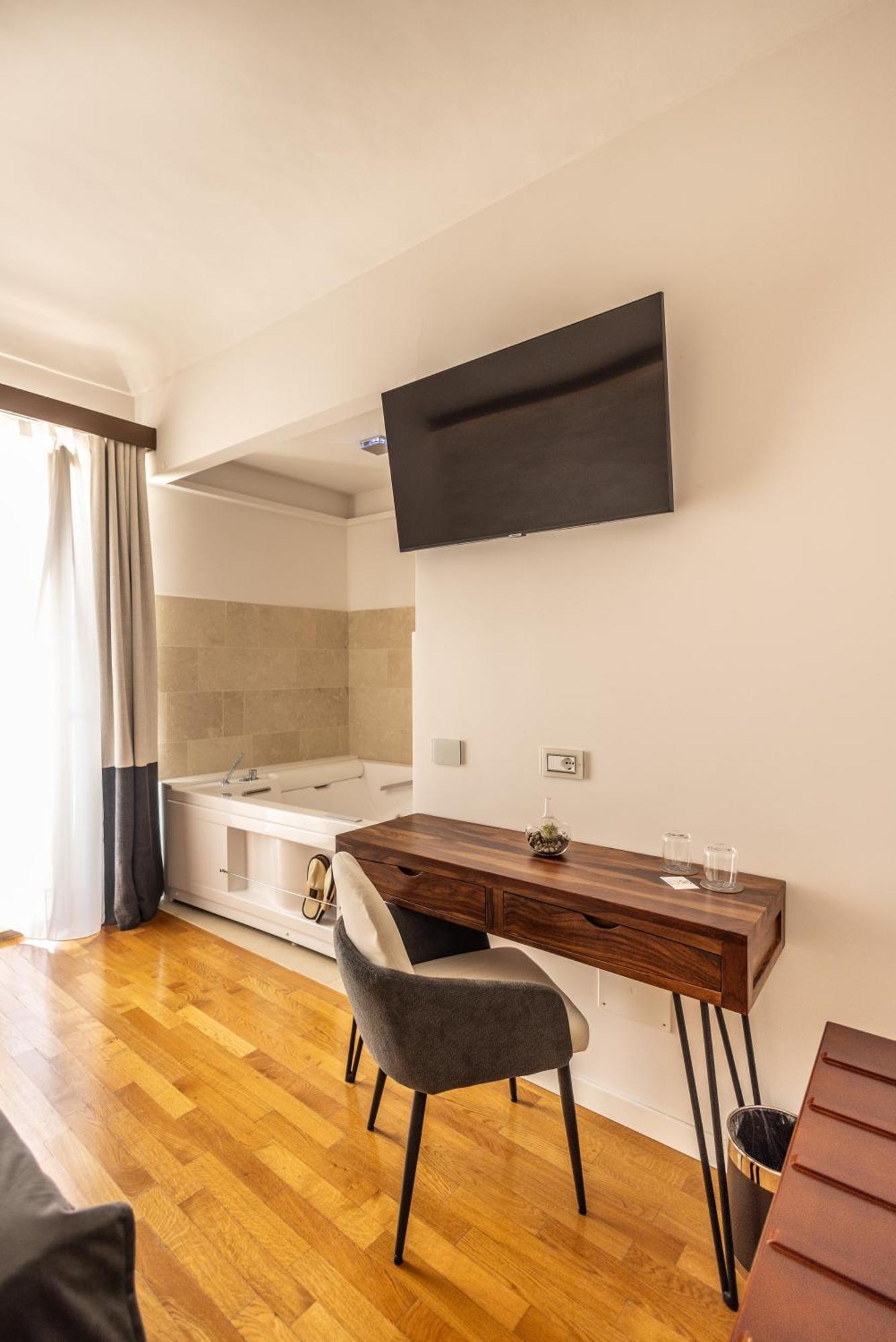 Deluxe Double Room Bath