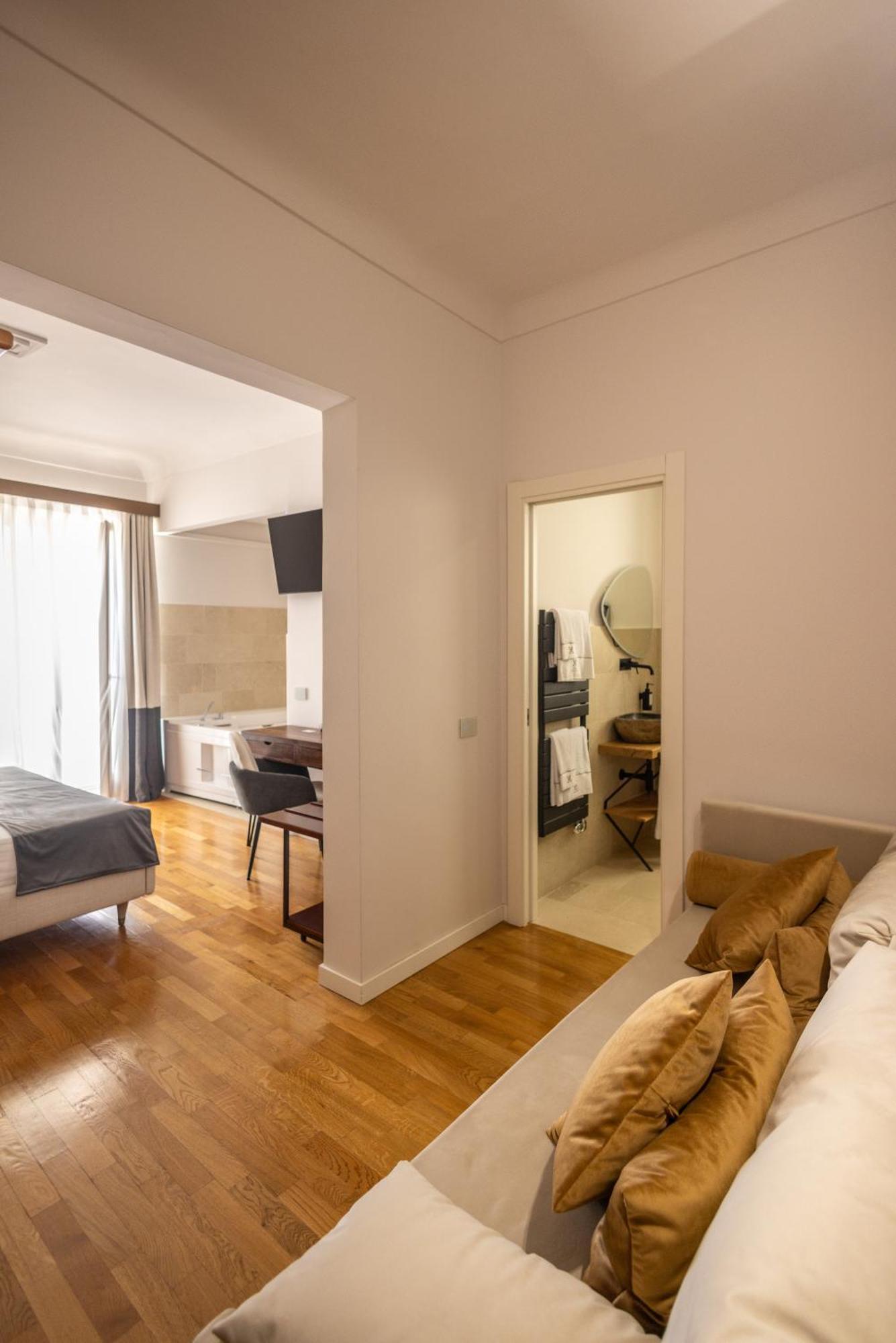 Deluxe Double Room Bath