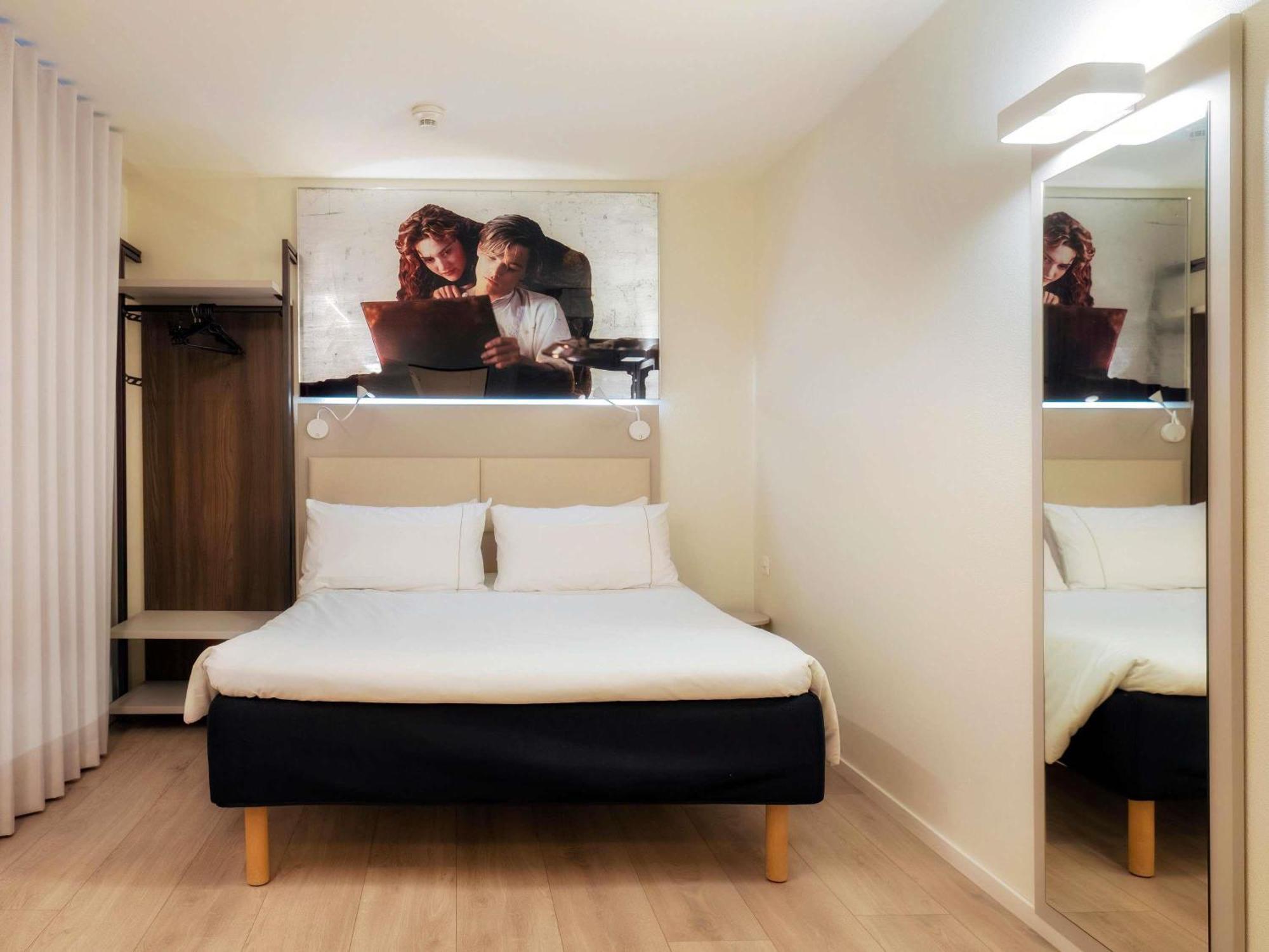 Wheelchair Accessible Room with One Double Bed,1704898675:JPEG