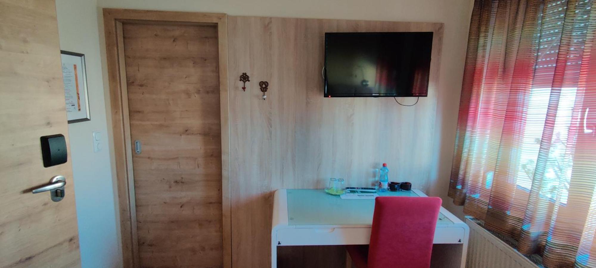 Doppel- oder Zweibettzimmer