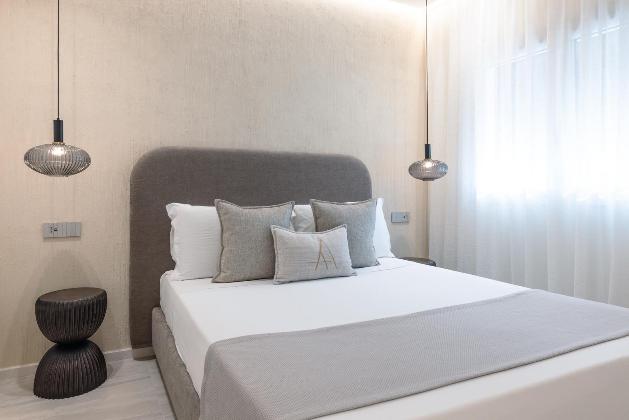 Quarto com Cama King-size e Vista do Jardim