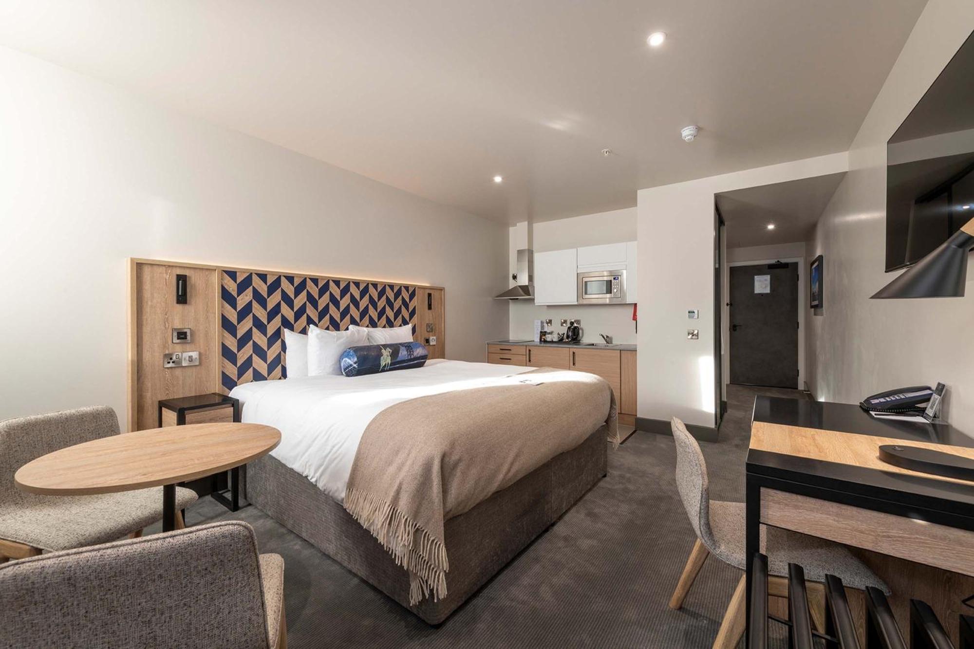 Studio met 1 Extra Groot Tweepersoonsbed en Kitchenette