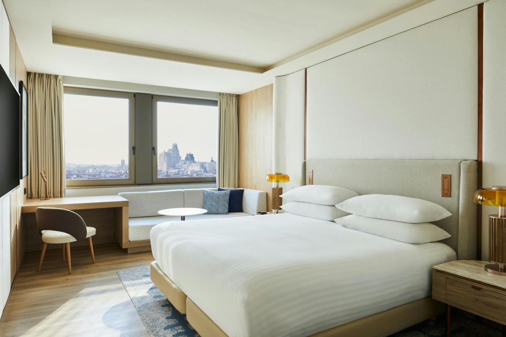 Panorama Superior Zimmer mit Kingsize-Bett und Stadtblick