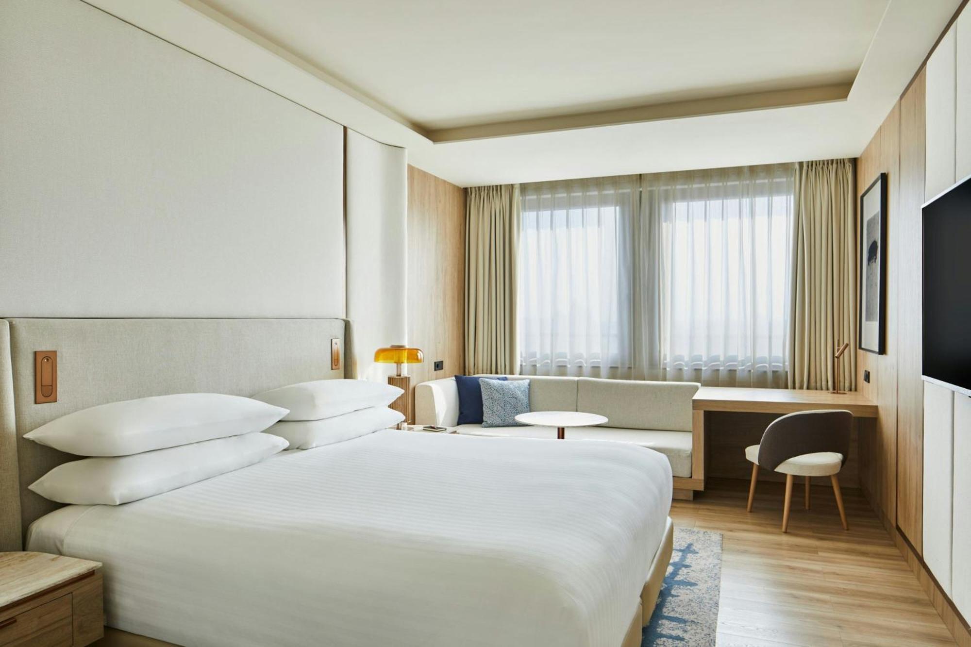 Superior Zimmer mit Kingsize-Bett und Stadtblick