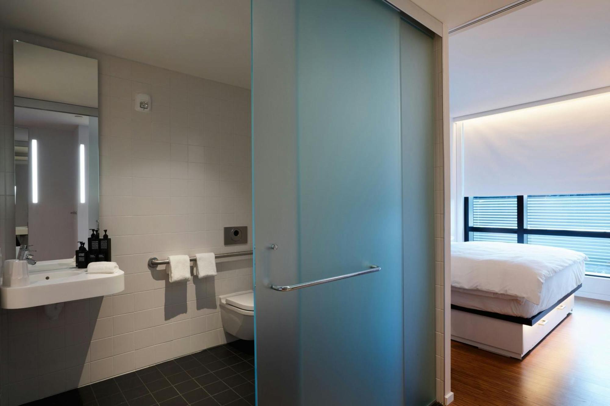 Chambre Lit King-Size Accessible aux Personnes à Mobilité Réduite