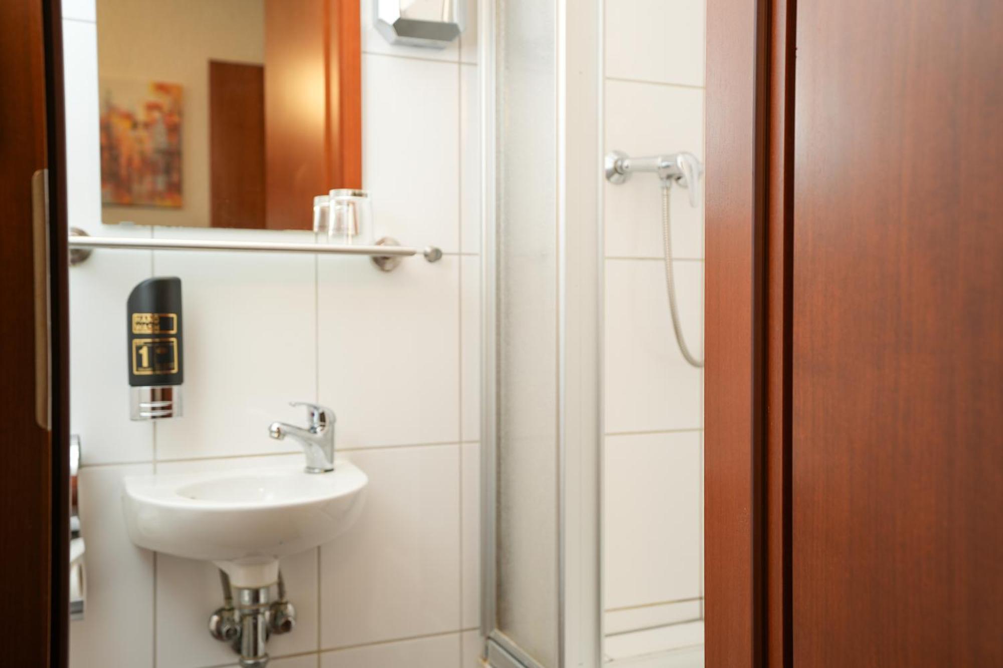 Triple Room,1739396101:JPEG