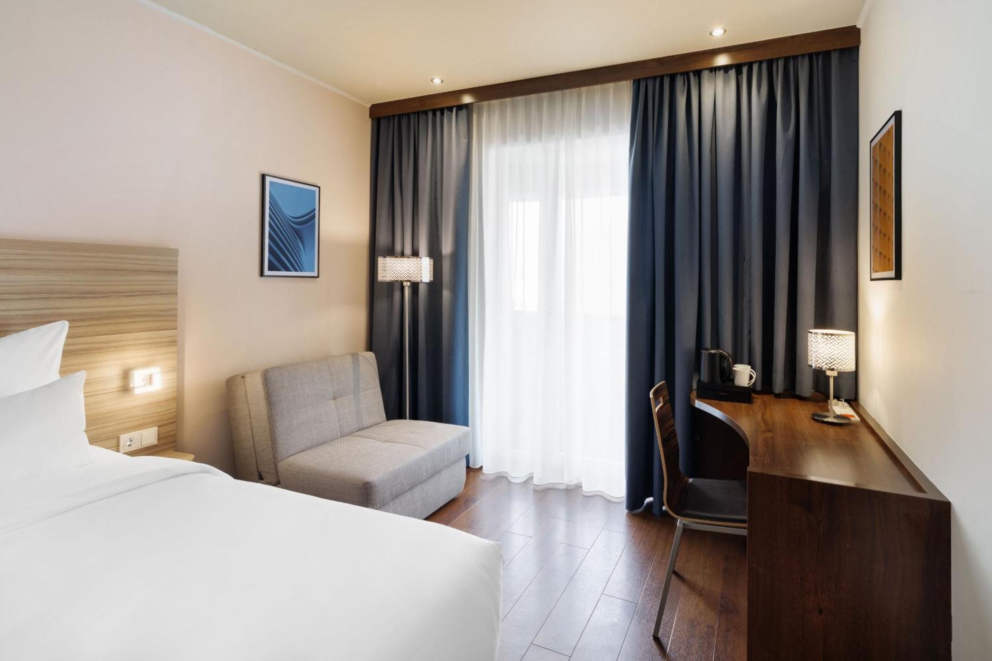 Habitación Estándar con cama extragrande y balcón