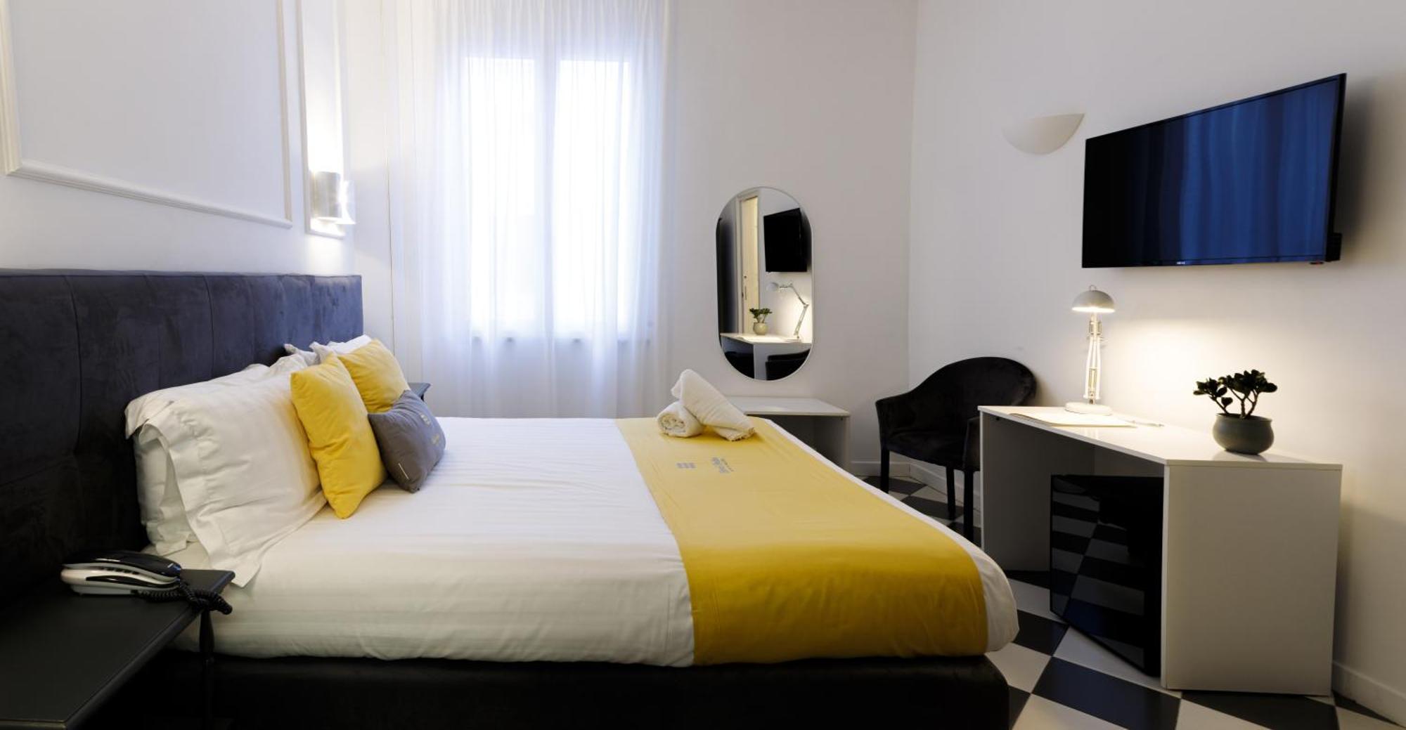 Eenpersoonskamer met uitzicht op binnenzijde van het hotel
