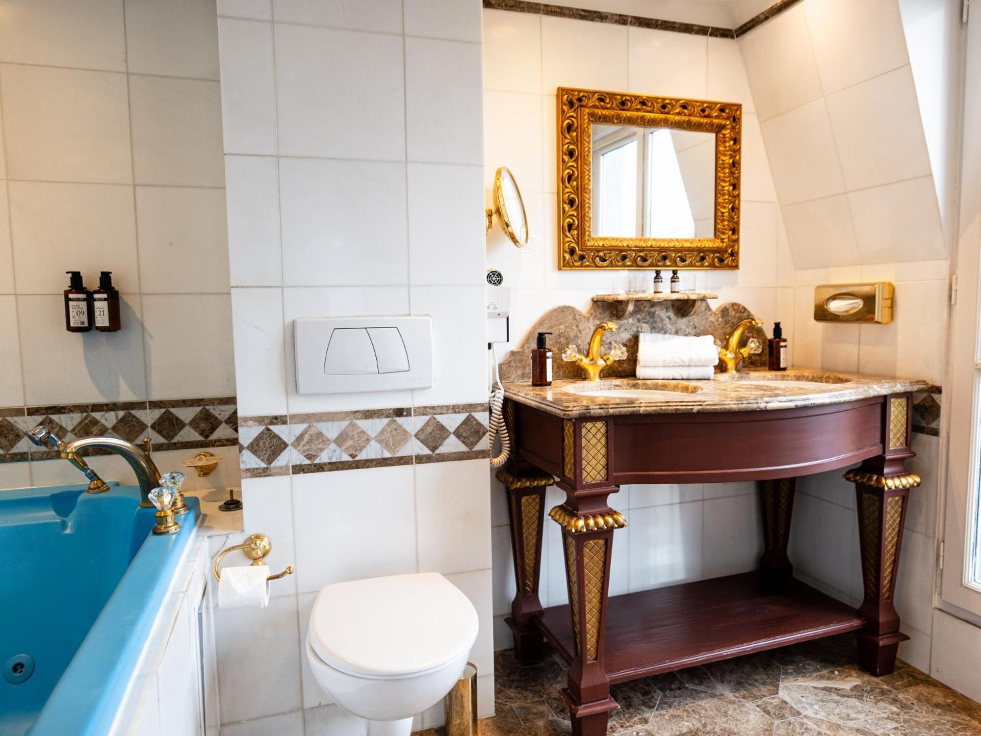 Junior Suite Spa Bath