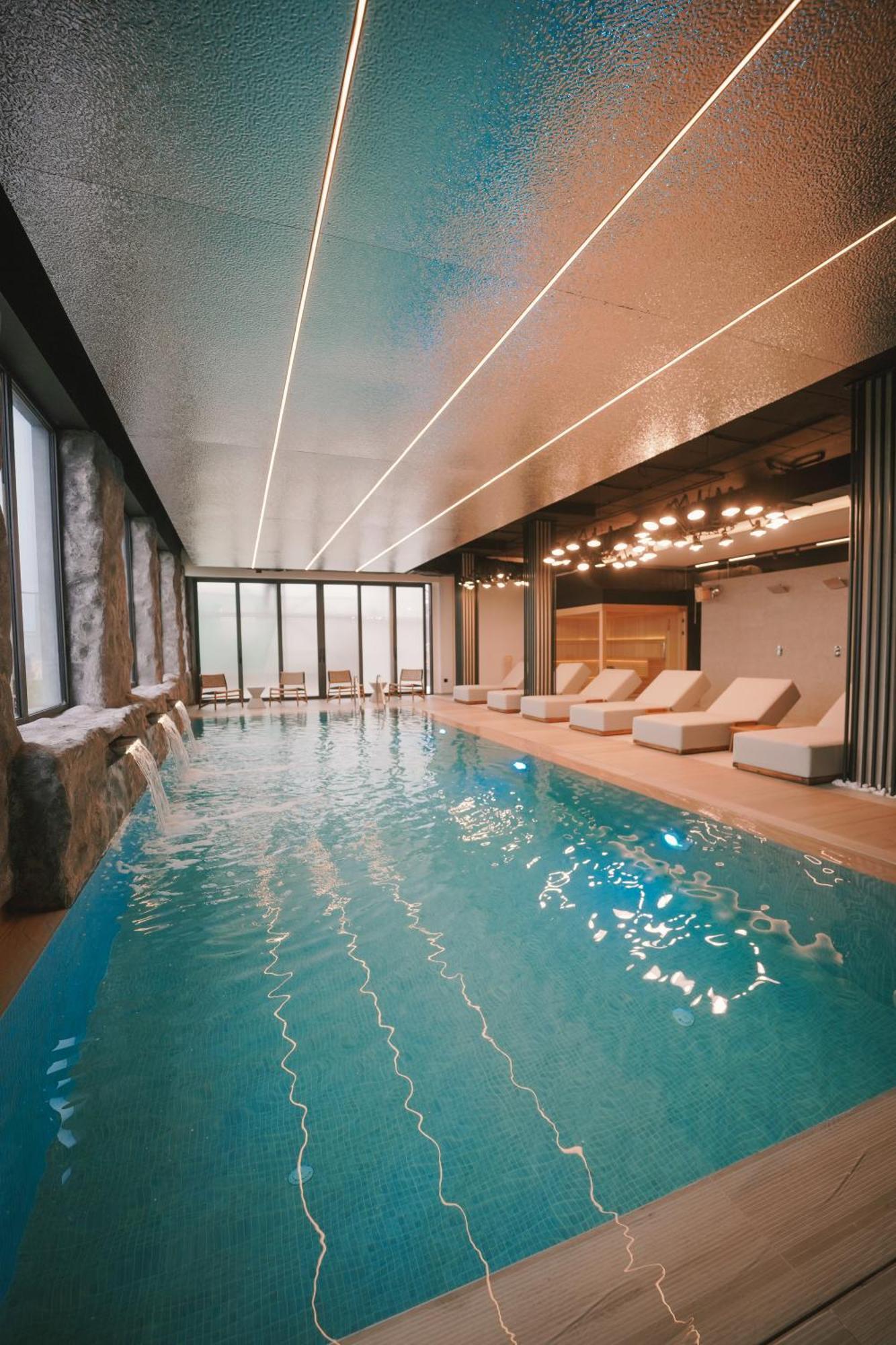 Premium One-Bedroom Apartment Balcony Spa Access